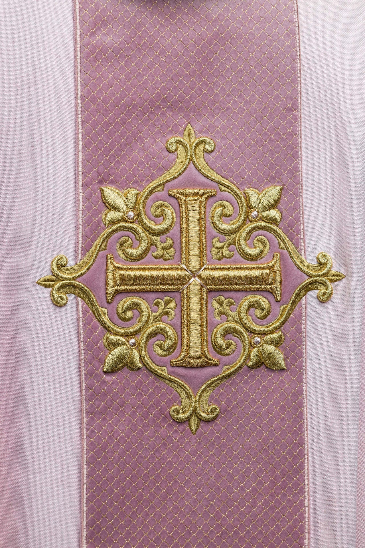 Chasuble brodée sur velours avec le symbole Croix Rose