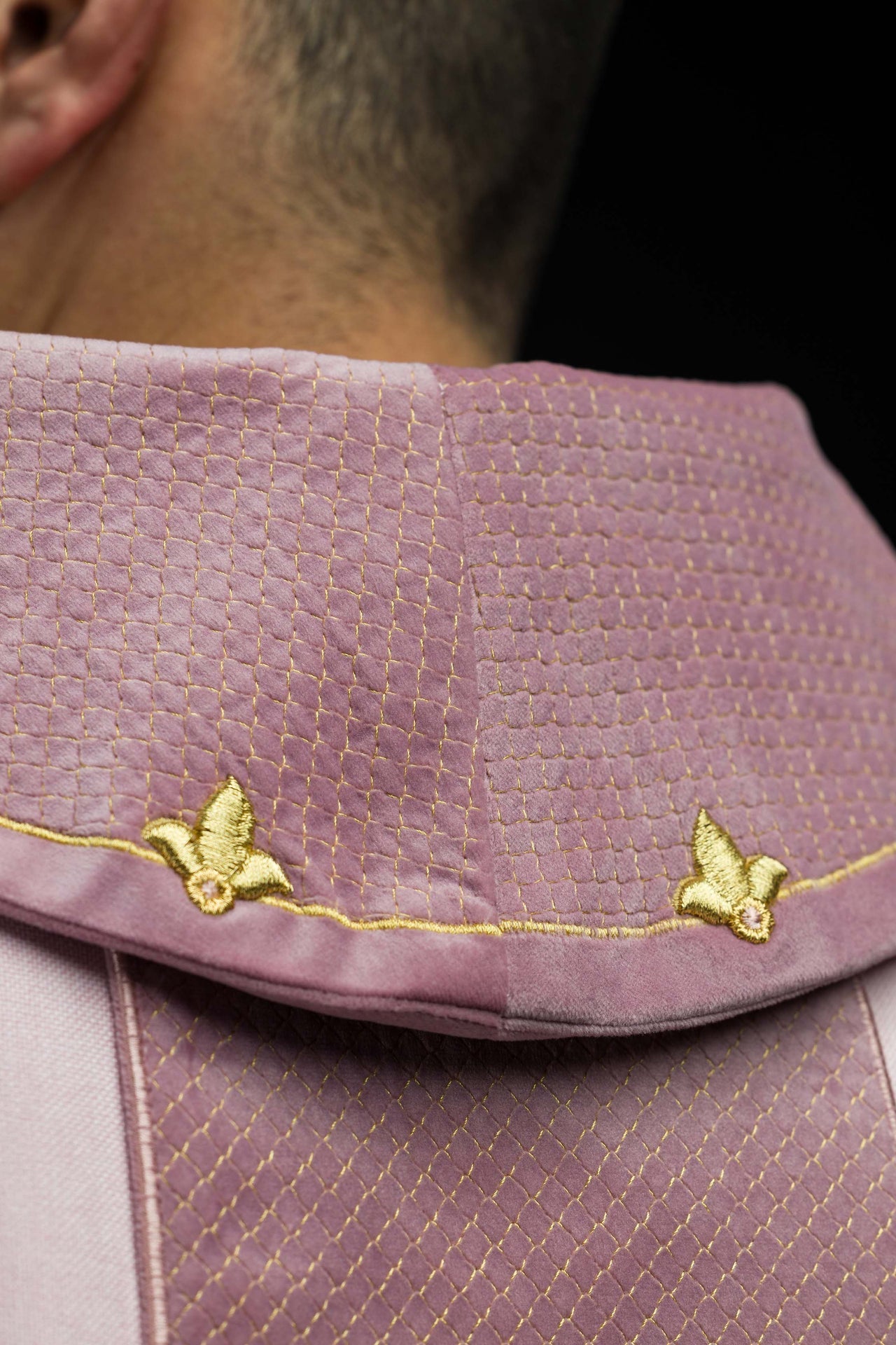 Chasuble brodée sur velours avec le symbole Croix Rose