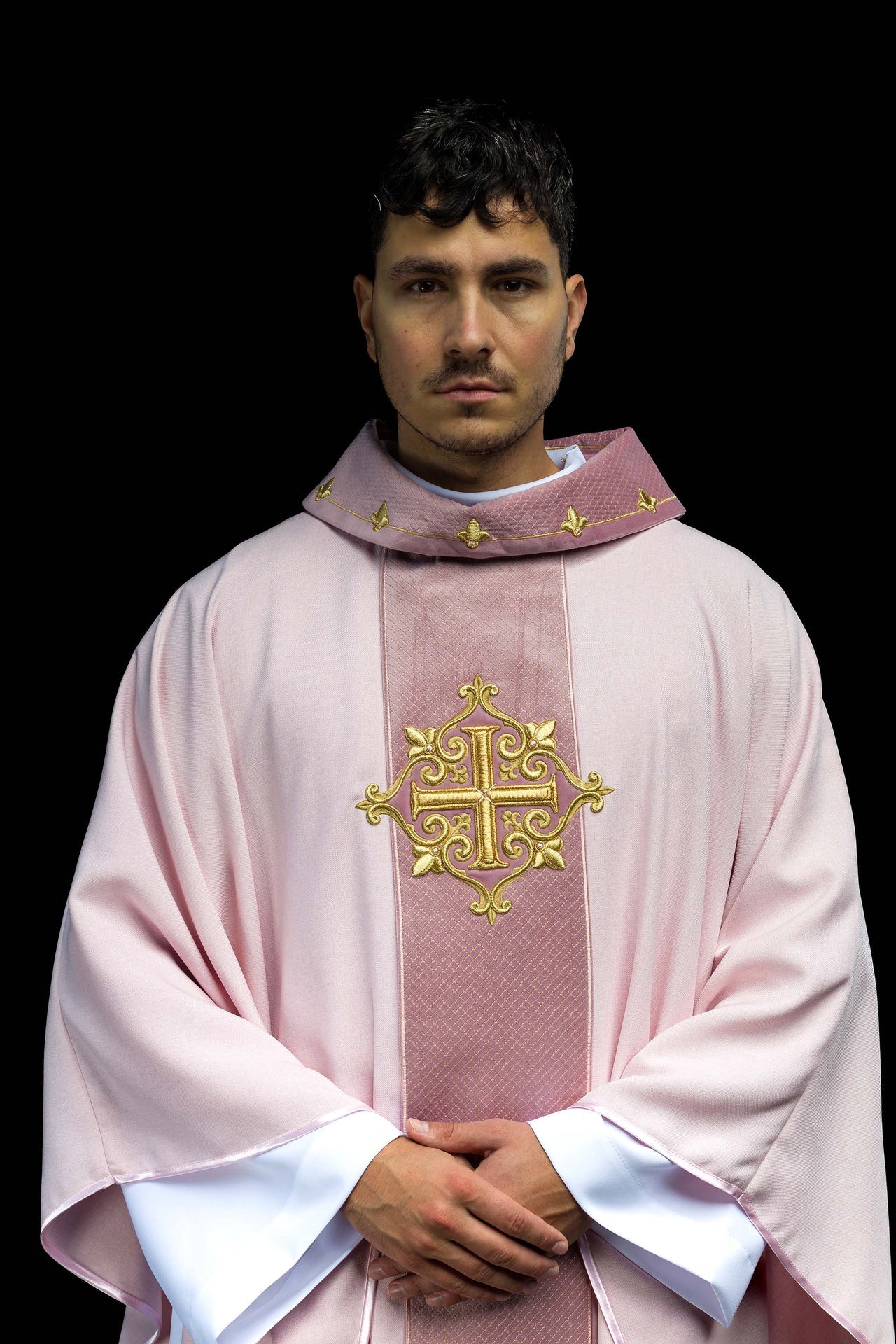 Chasuble brodée sur velours avec le symbole Croix Rose