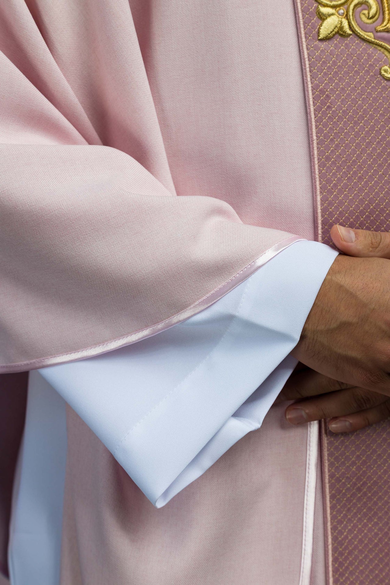 Chasuble brodée sur velours avec le symbole Croix Rose