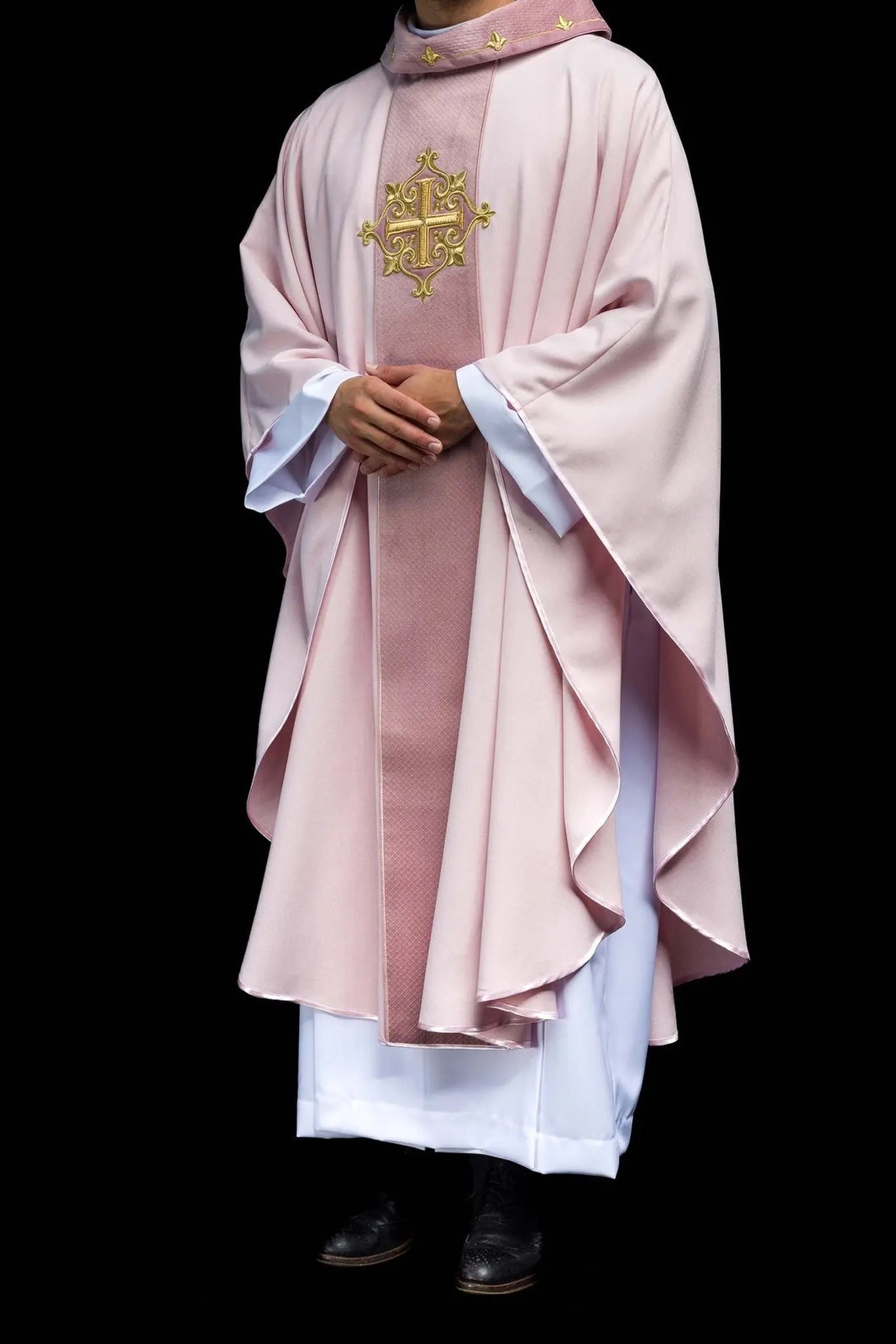 Chasuble brodée sur velours avec le symbole Croix Rose