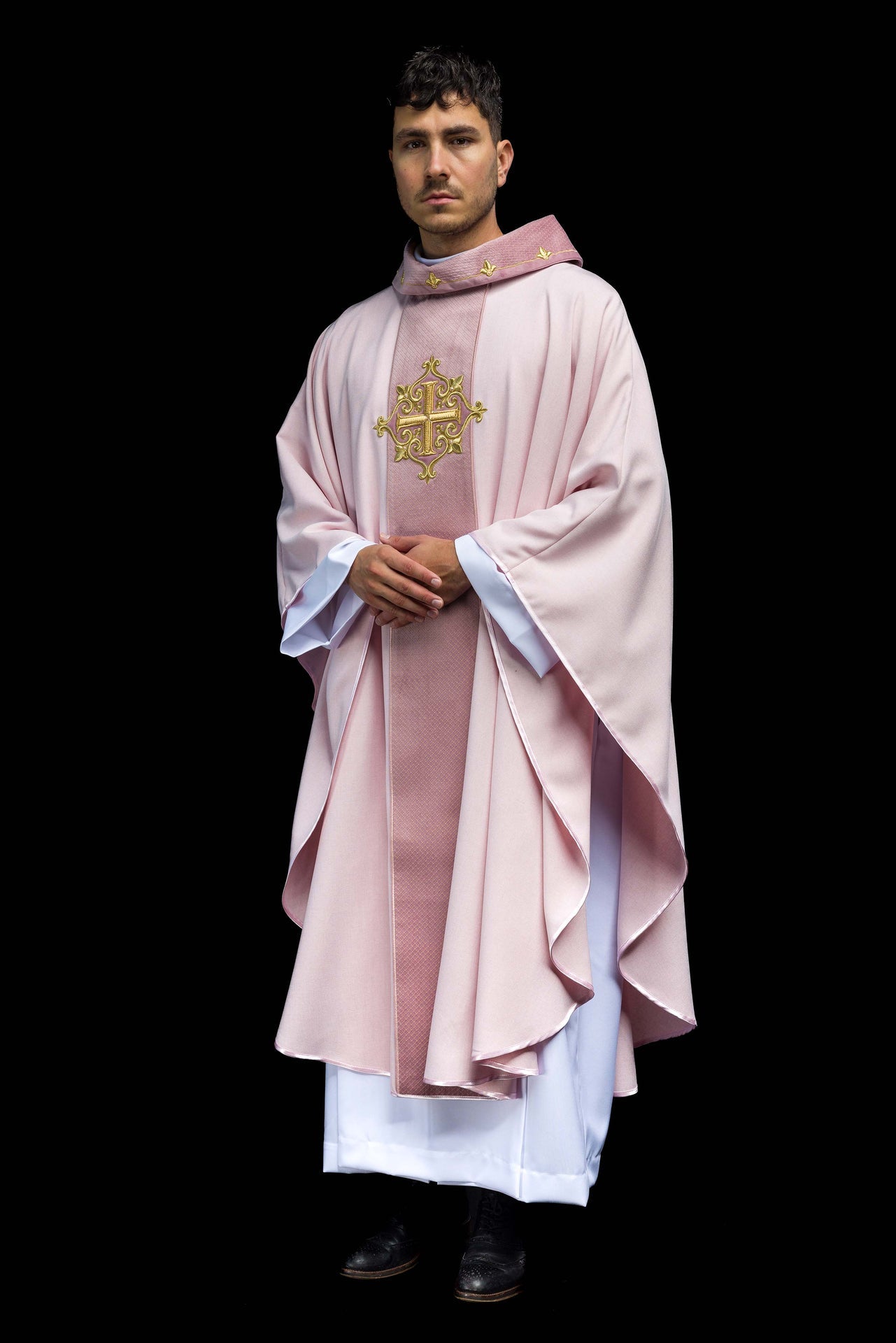 Chasuble brodée sur velours avec le symbole Croix Rose