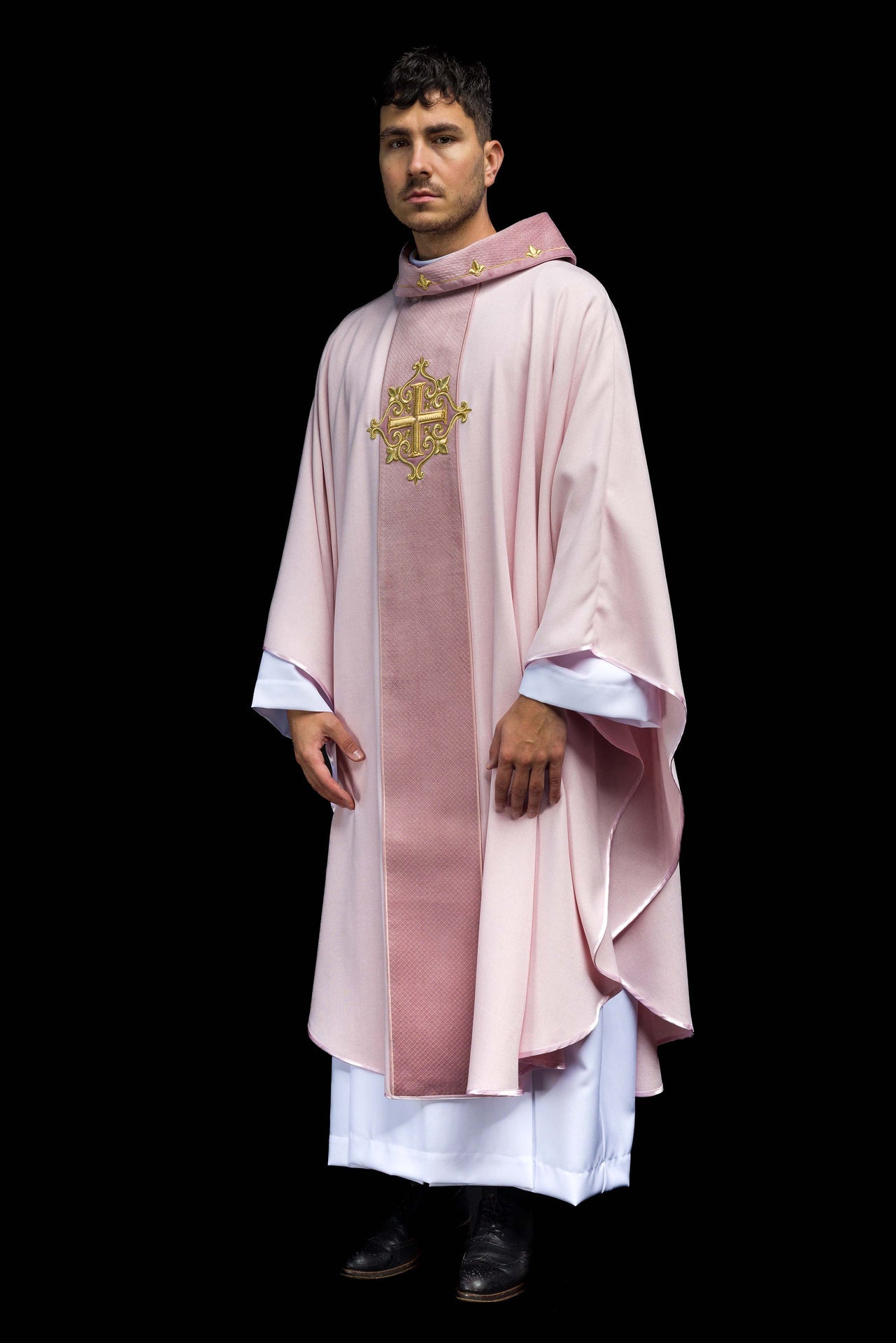 Chasuble brodée sur velours avec le symbole Croix Rose
