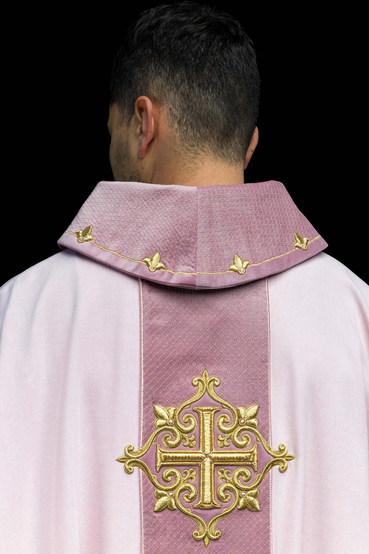 Chasuble brodée sur velours avec le symbole Croix Rose