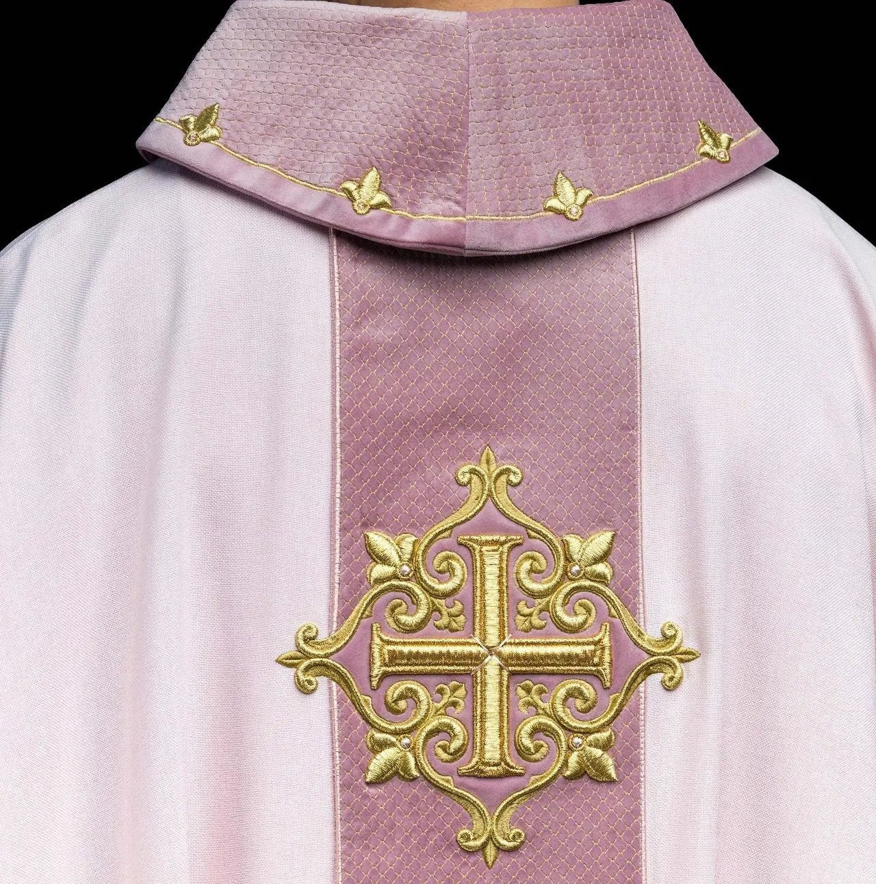 Chasuble brodée sur velours avec le symbole Croix Rose