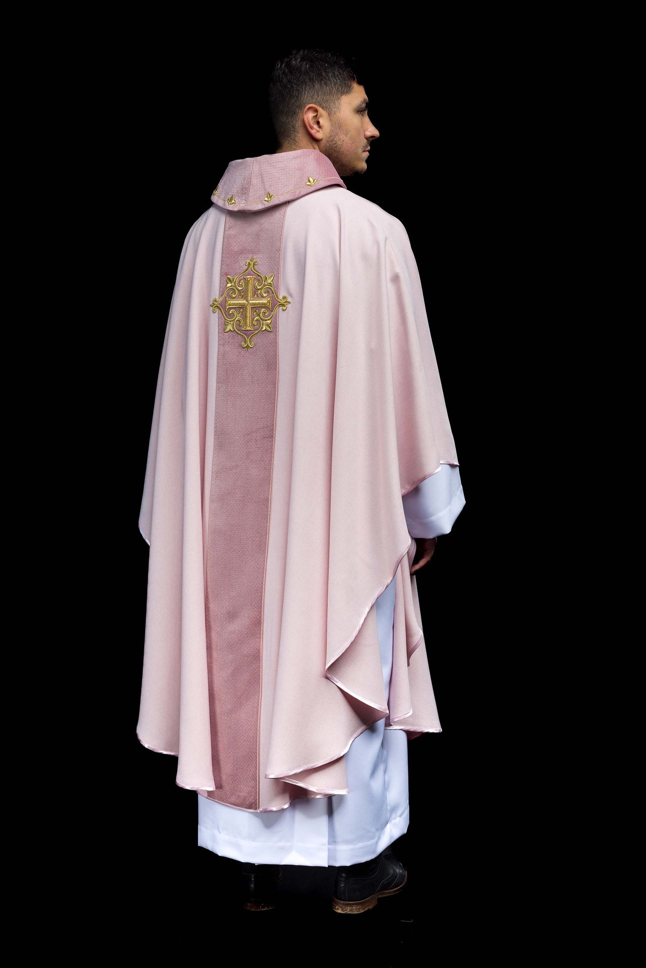 Chasuble brodée sur velours avec le symbole Croix Rose