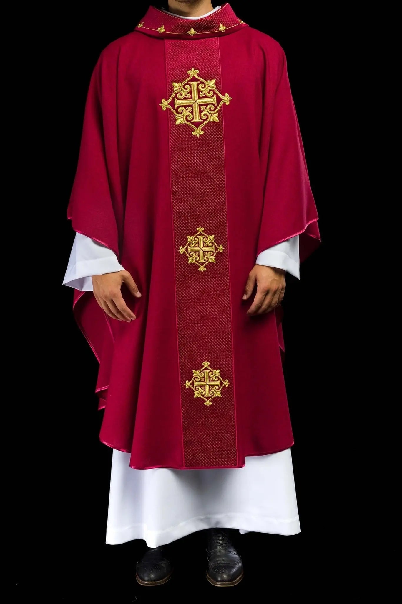 Chasuble avec ceinture en velours rouge et broderie de croix