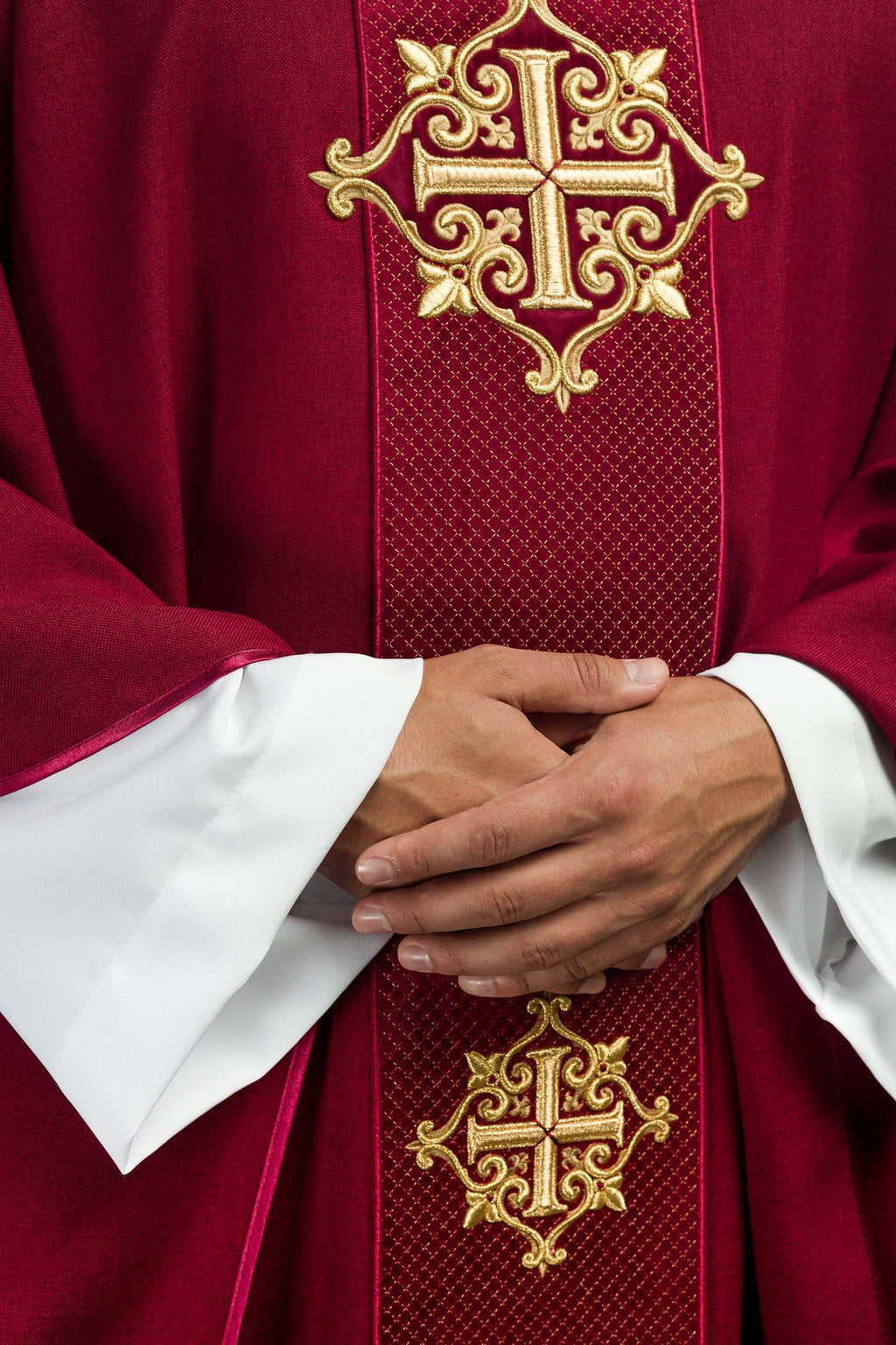 Ornat z aksamitnym czerwonym pasem i haftem krzyży - ORNATY.PL