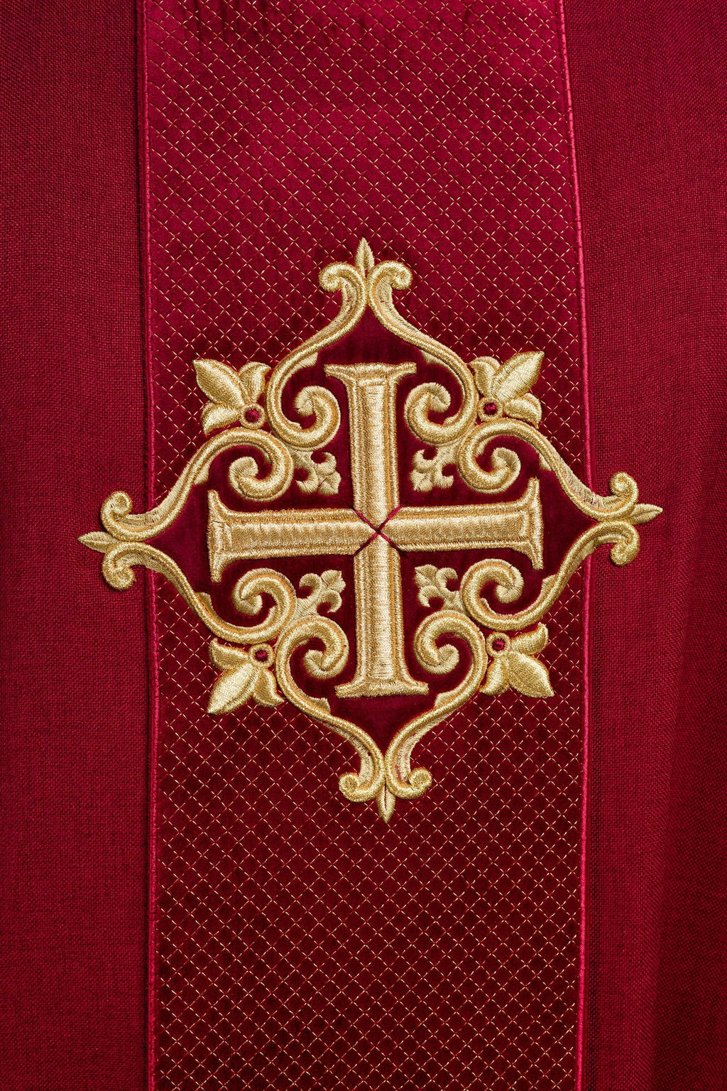 Ornat z aksamitnym czerwonym pasem i haftem krzyży - ORNATY.PL