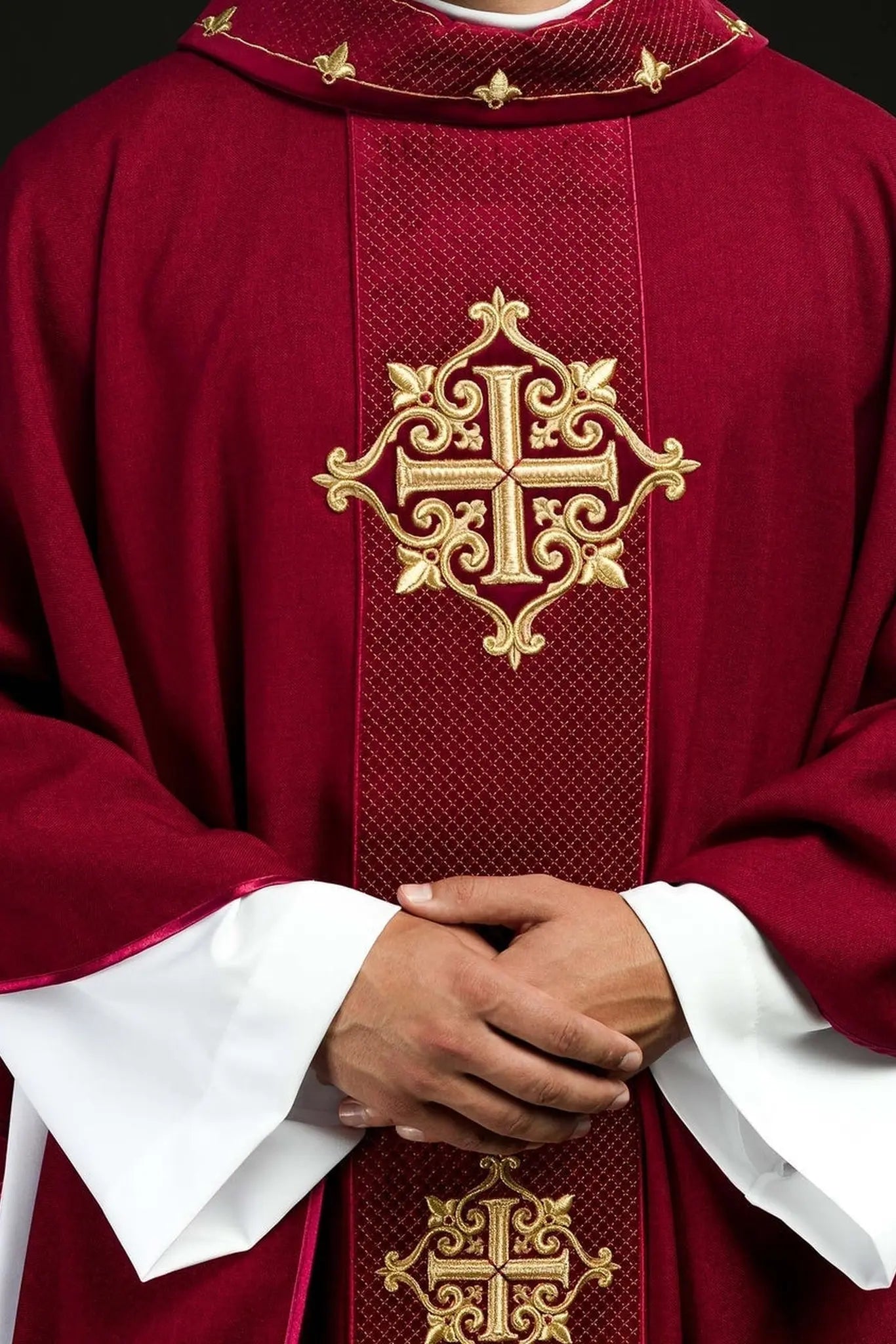 Chasuble avec ceinture en velours rouge et broderie de croix
