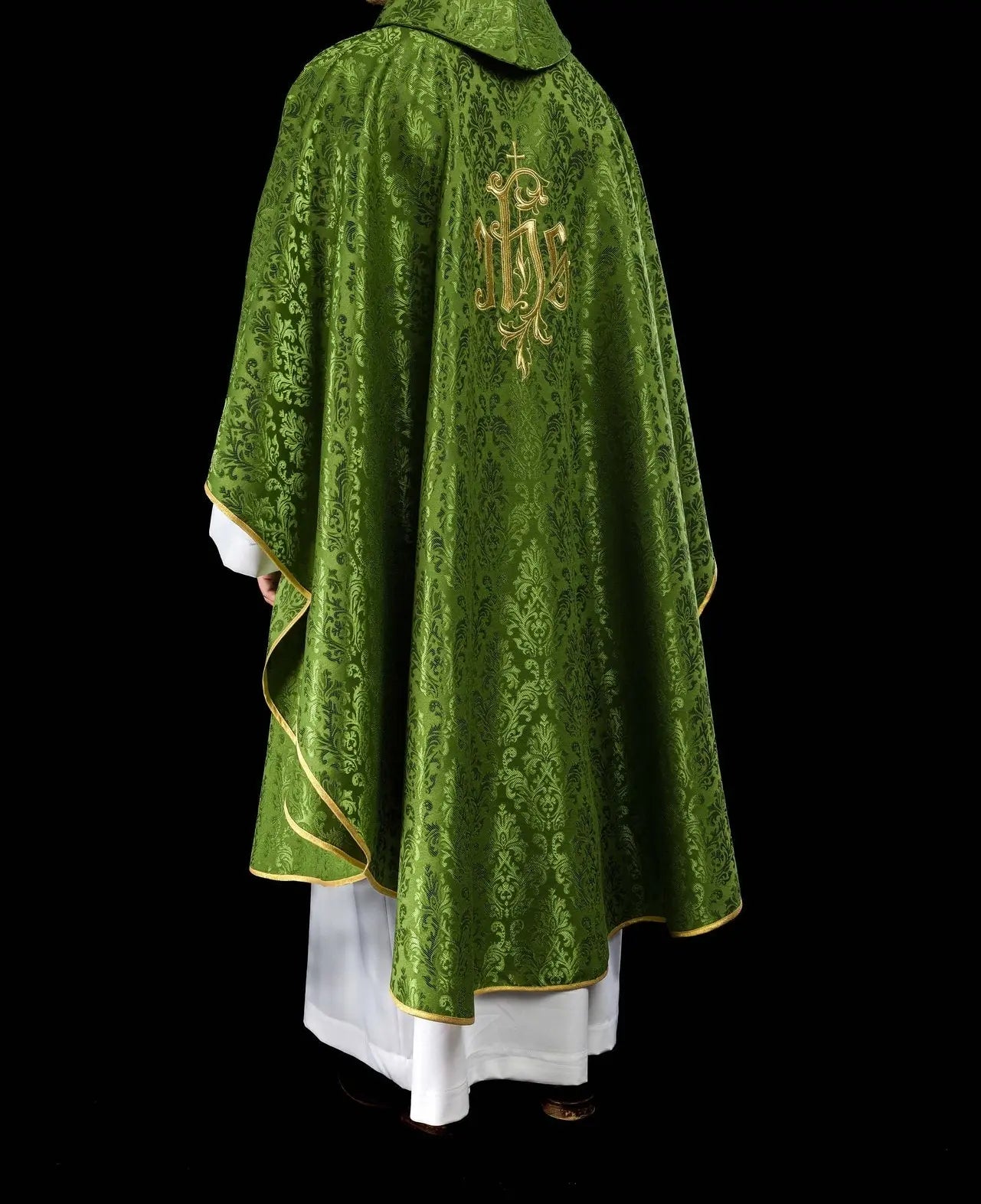 Chasuble verte avec motif IHS brodé sur tissu décoratif