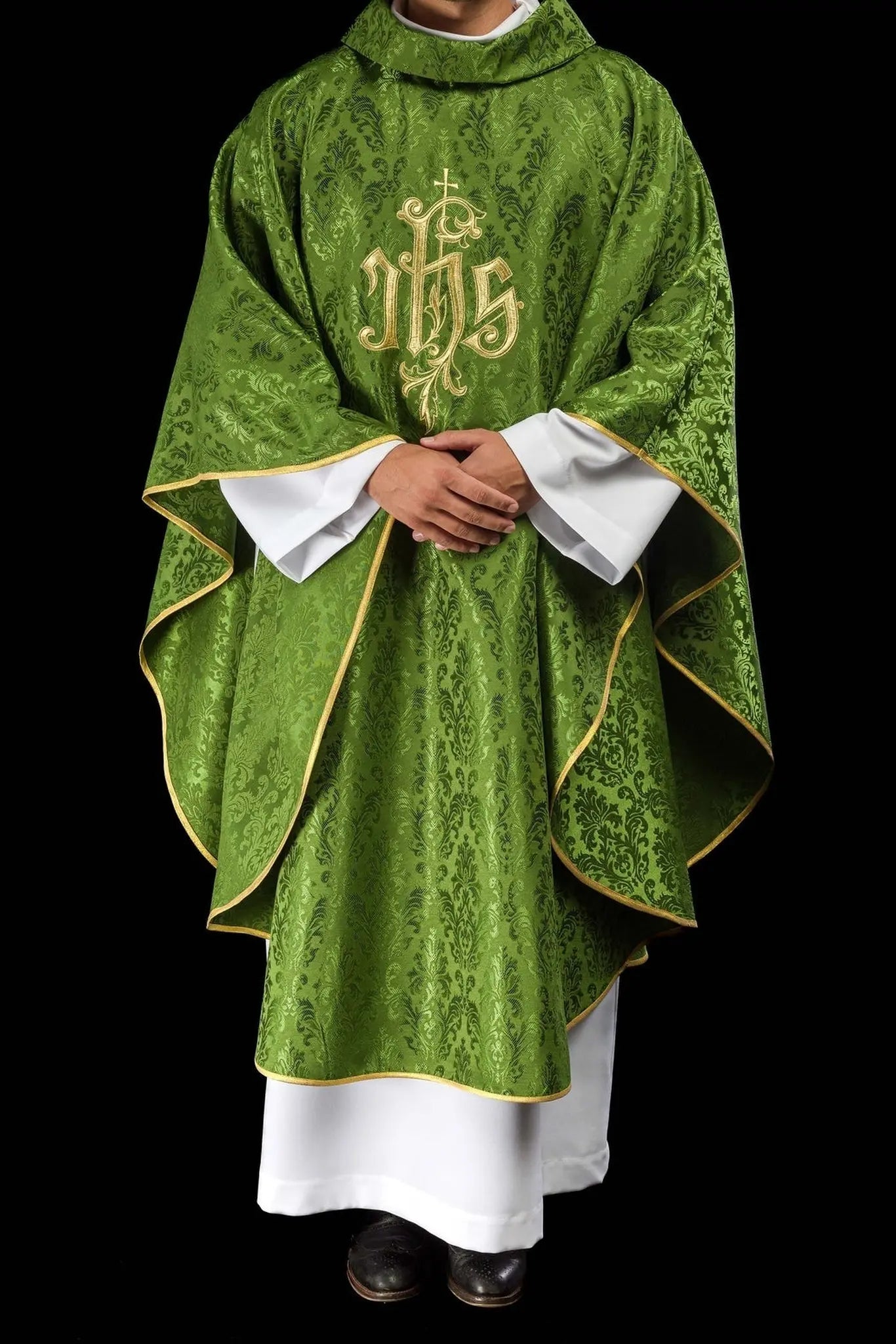 Chasuble verte avec motif IHS brodé sur tissu décoratif