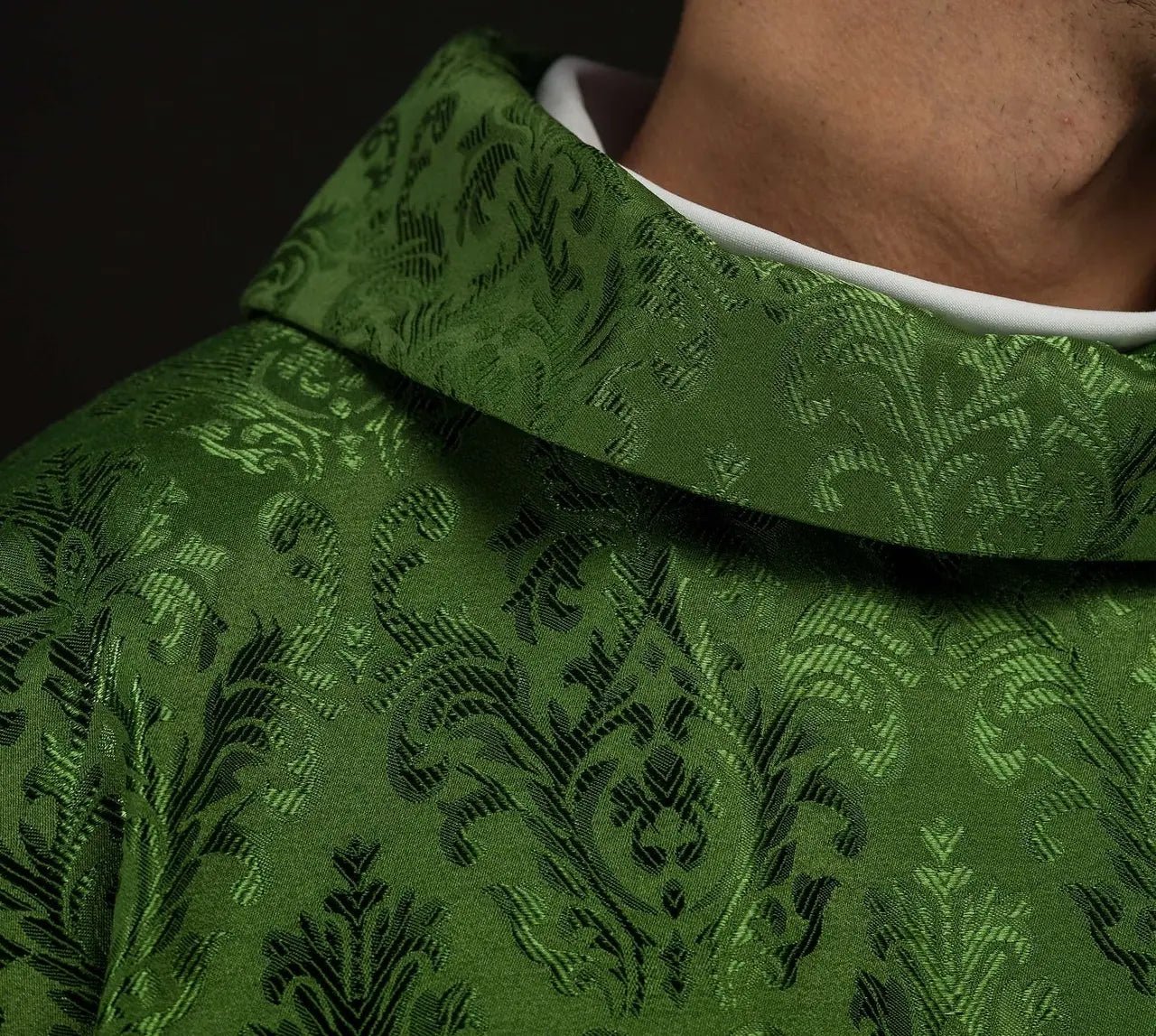 Chasuble verte avec motif IHS brodé sur tissu décoratif