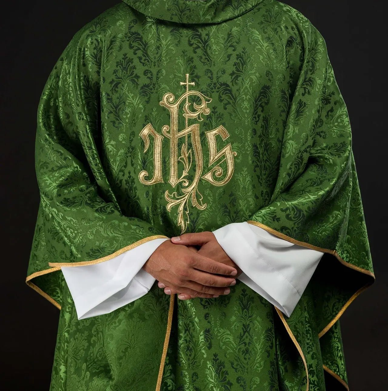 Chasuble verte avec motif IHS brodé sur tissu décoratif