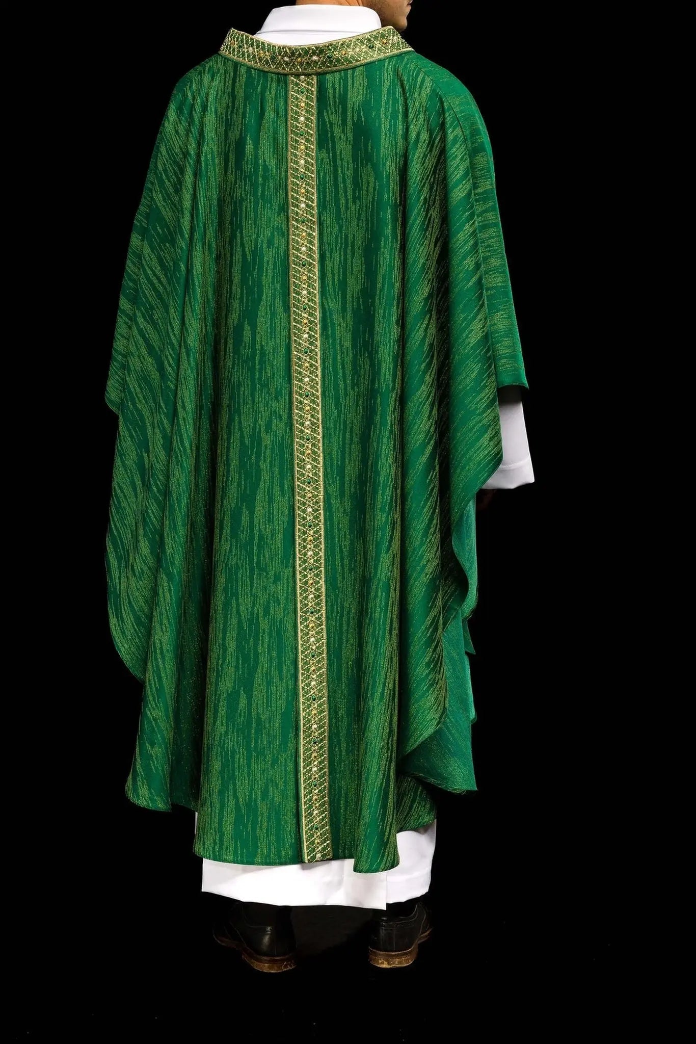 Chasuble verte avec ceinture et col brodés