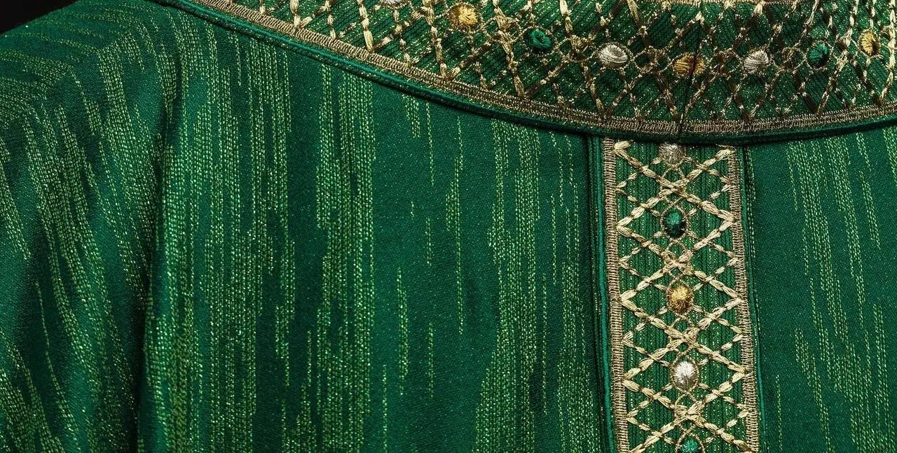 Chasuble verte avec ceinture et col brodés