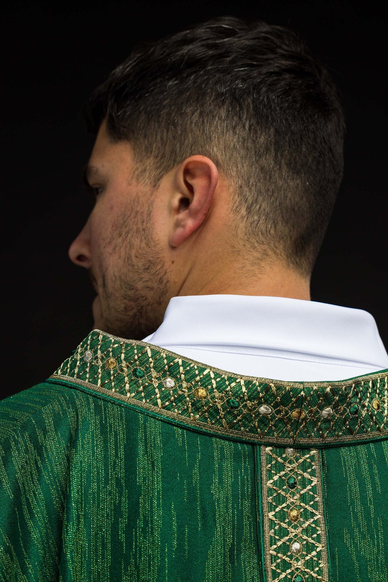 Chasuble verte avec ceinture et col brodés