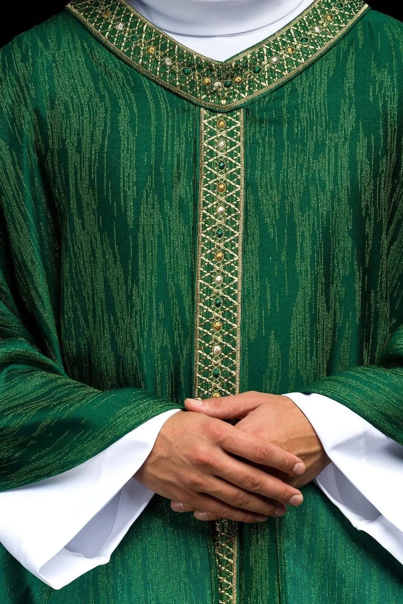 Chasuble verte avec ceinture et col brodés