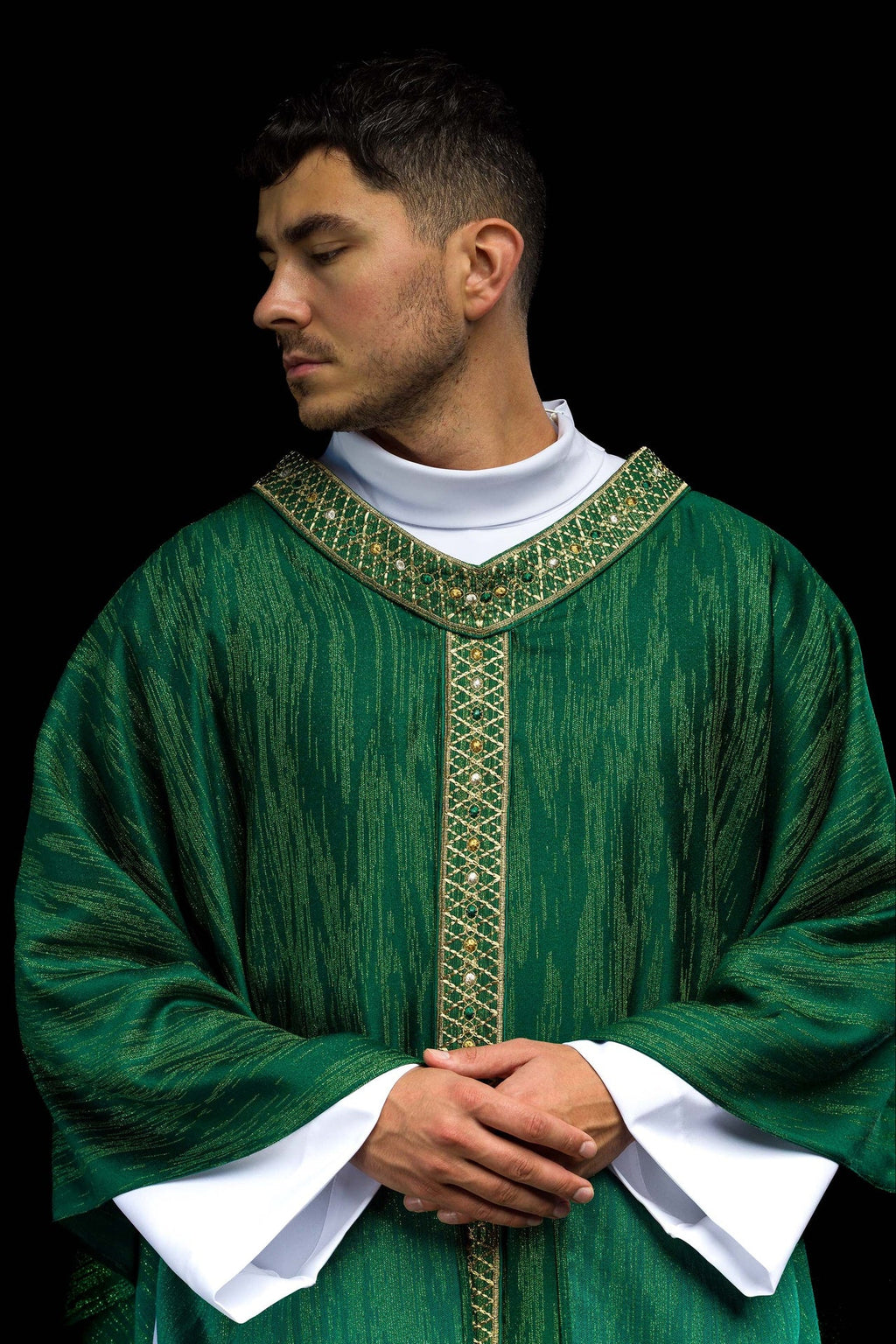 Chasuble verte avec ceinture et col brodés