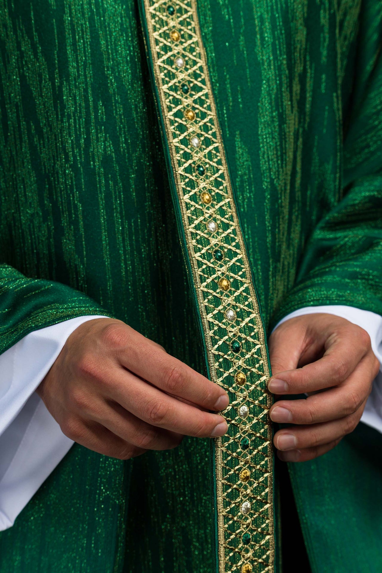 Chasuble verte avec ceinture et col brodés