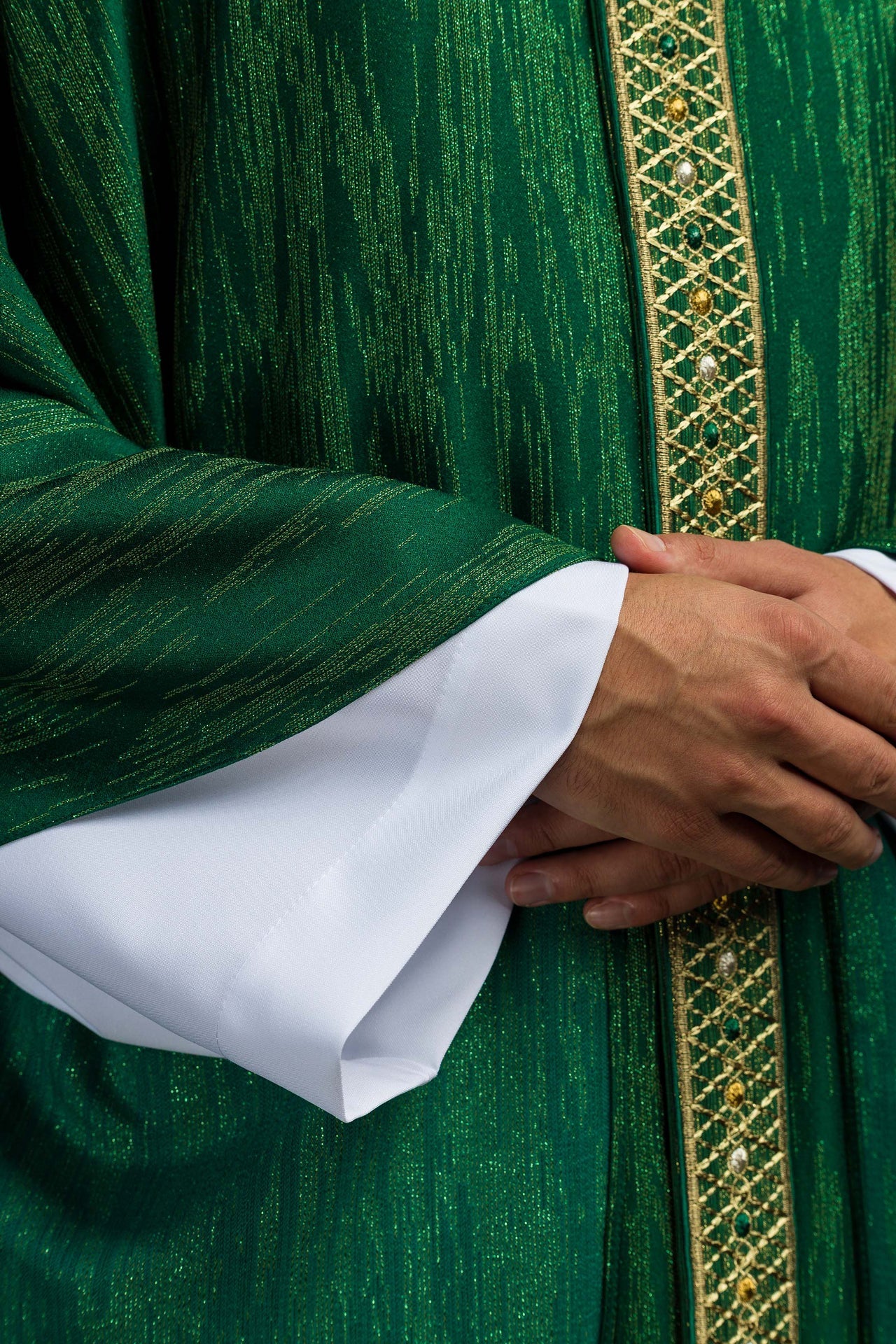Chasuble verte avec ceinture et col brodés