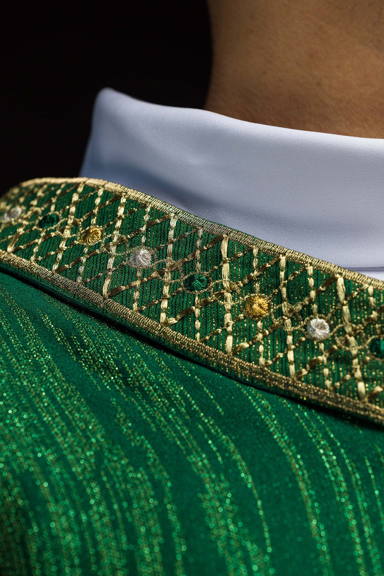 Chasuble verte avec ceinture et col brodés