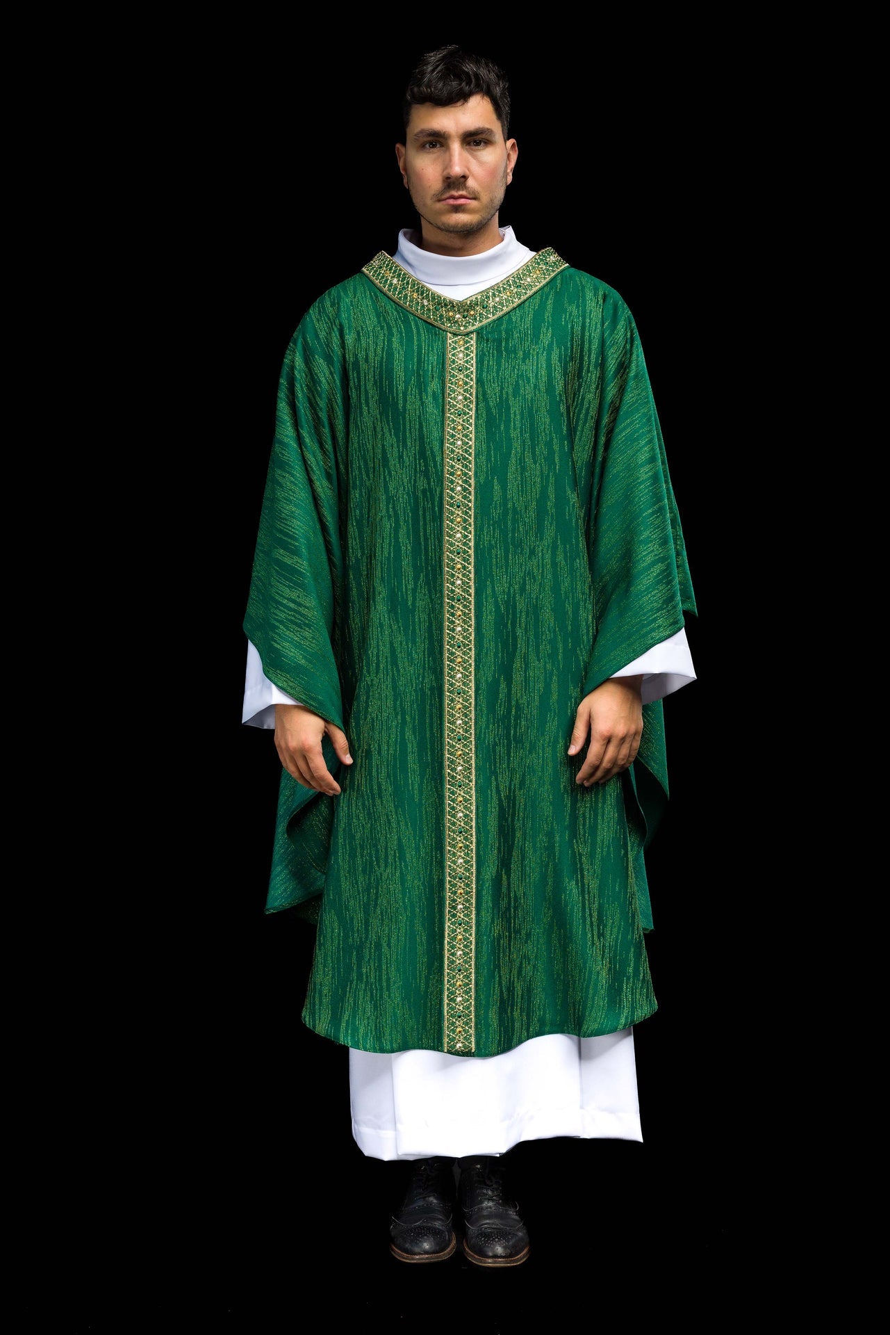 Chasuble verte avec ceinture et col brodés