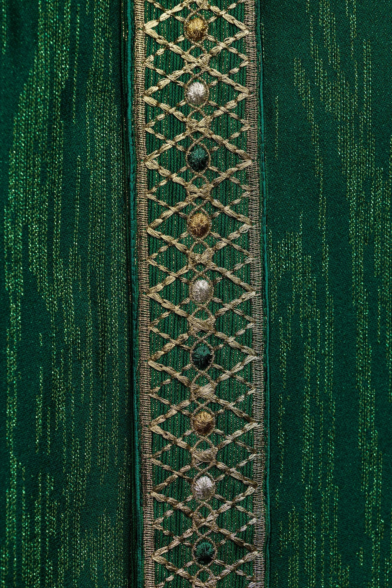 Chasuble verte avec ceinture et col brodés