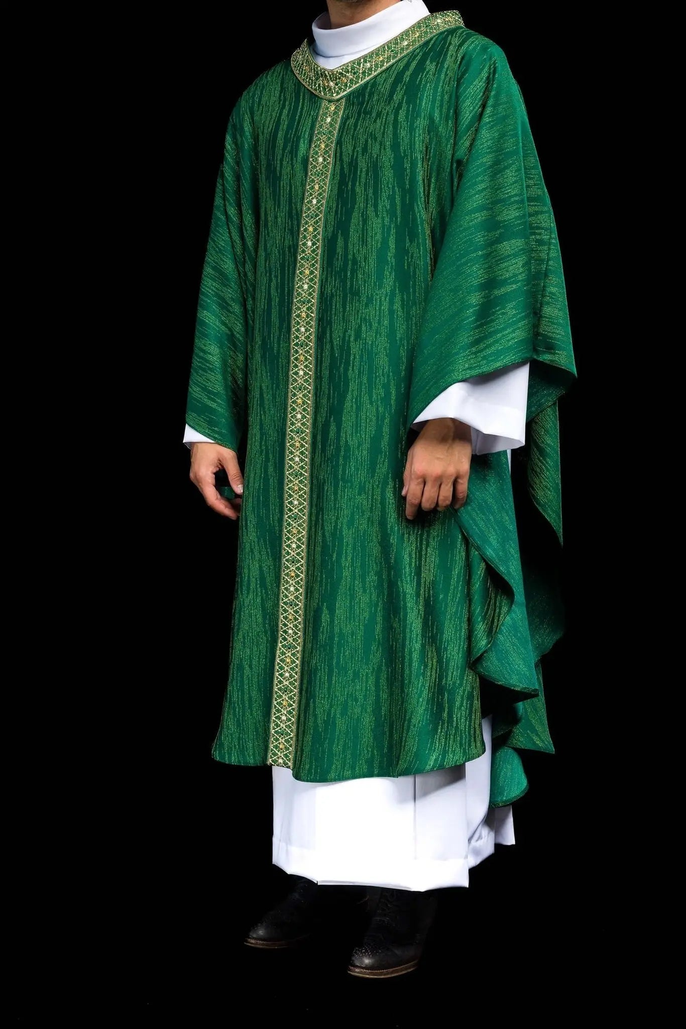 Chasuble verte avec ceinture et col brodés
