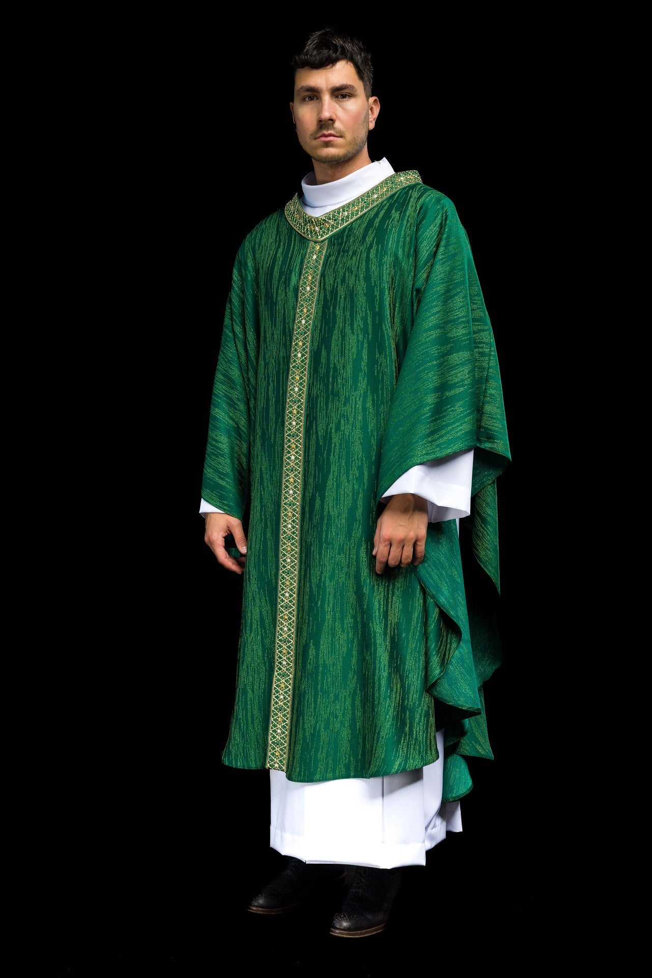 Chasuble verte avec ceinture et col brodés