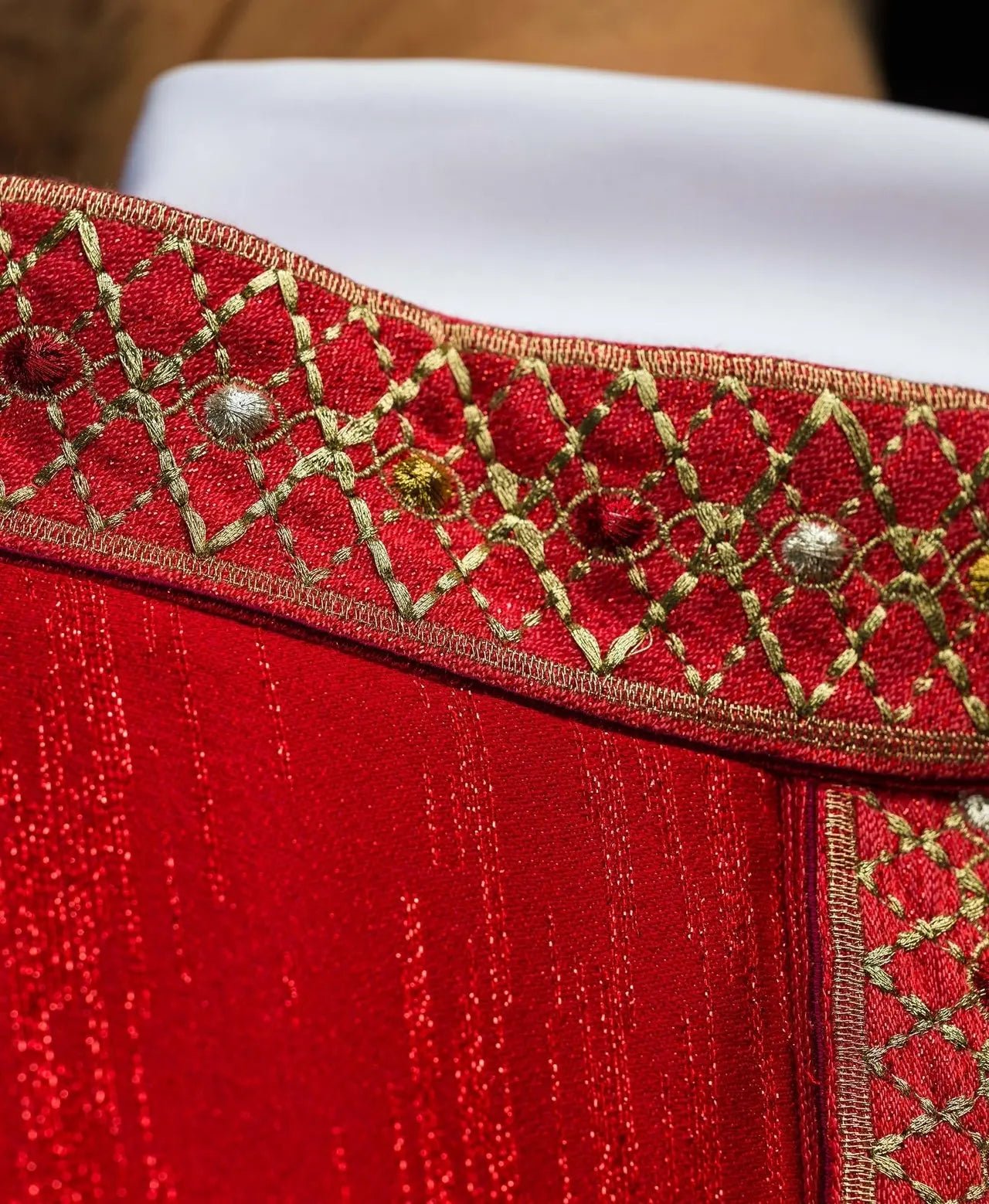 Chasuble rouge avec ceinture et col brodés
