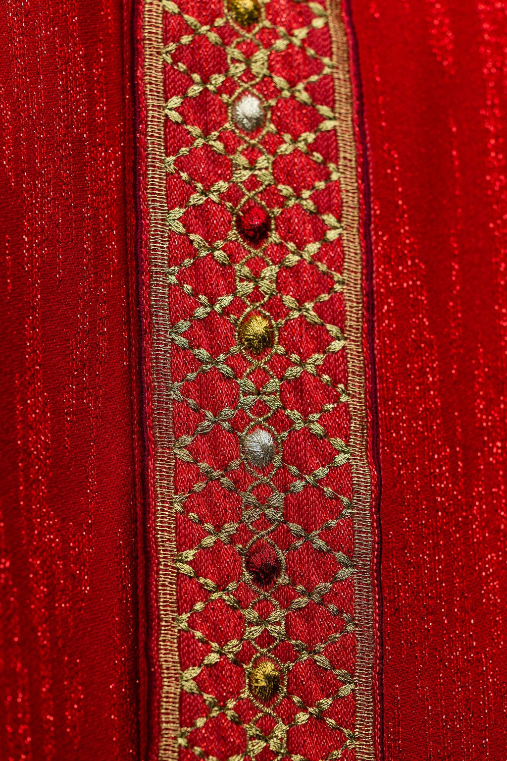 Chasuble rouge avec ceinture et col brodés