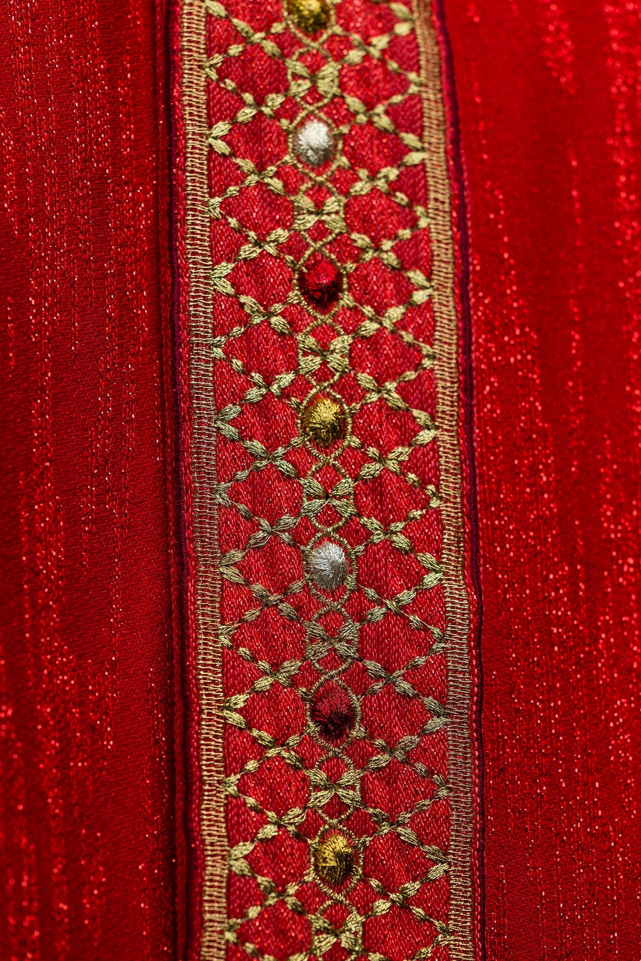 Chasuble rouge avec ceinture et col brodés