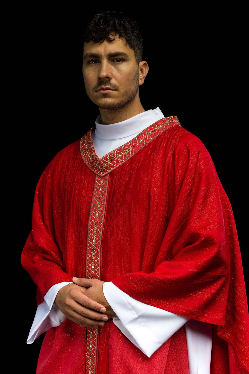 Chasuble rouge avec ceinture et col brodés