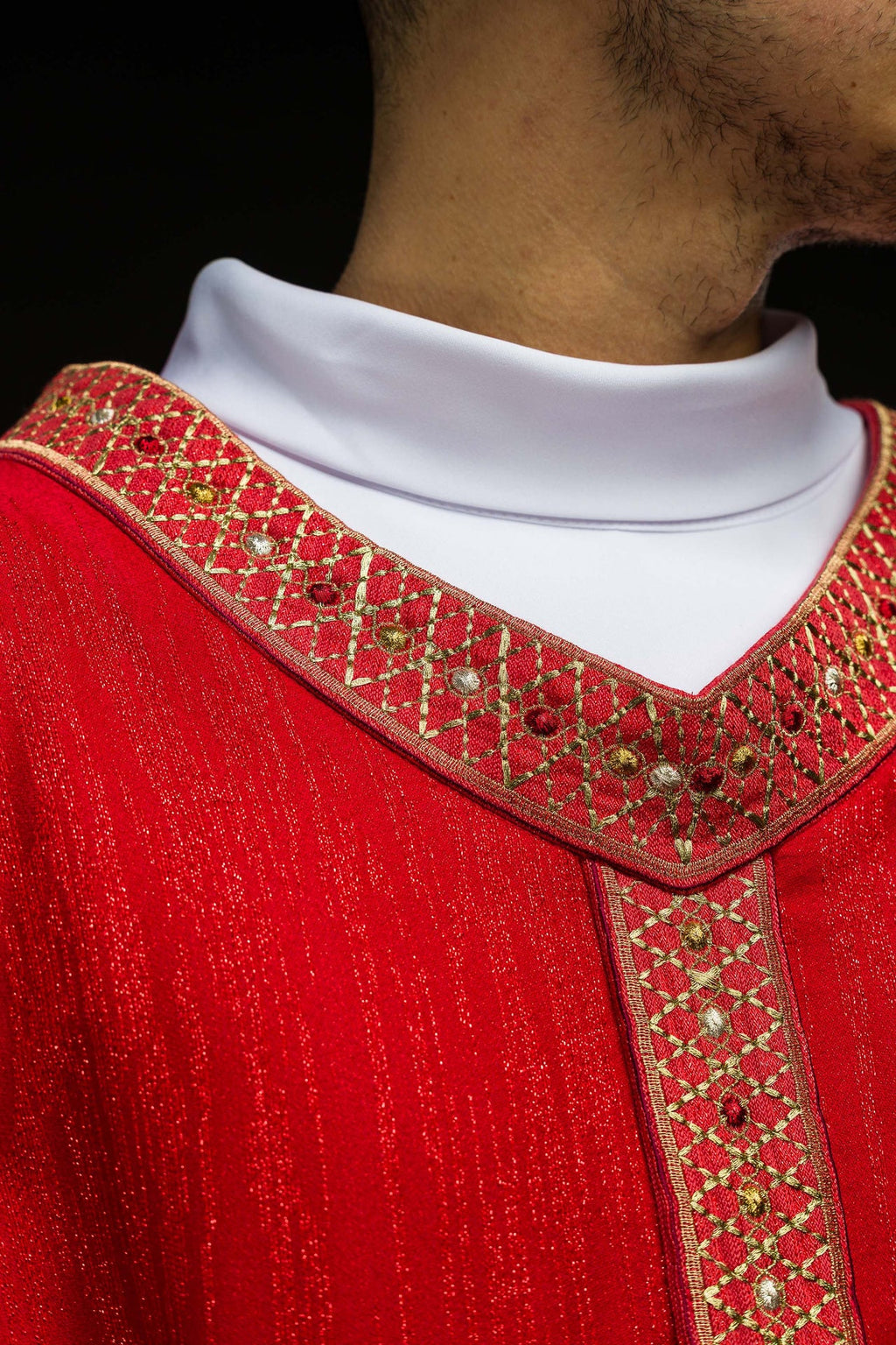 Chasuble rouge avec ceinture et col brodés