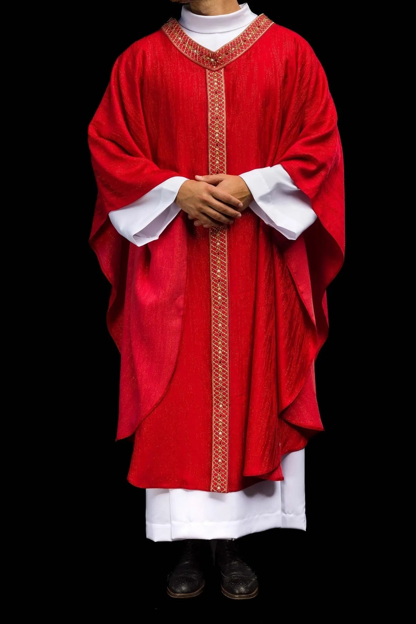 Chasuble rouge avec ceinture et col brodés