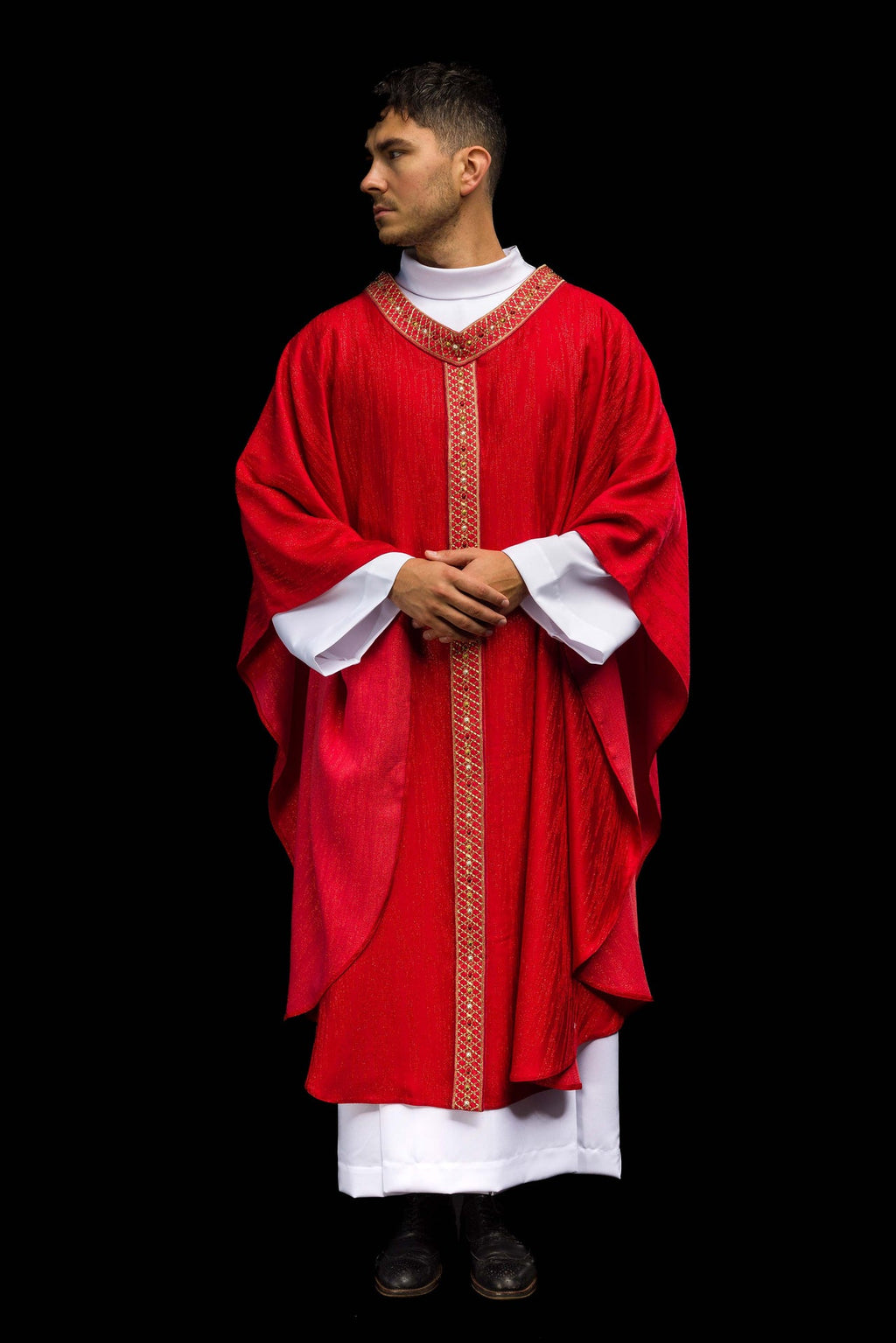 Chasuble rouge avec ceinture et col brodés