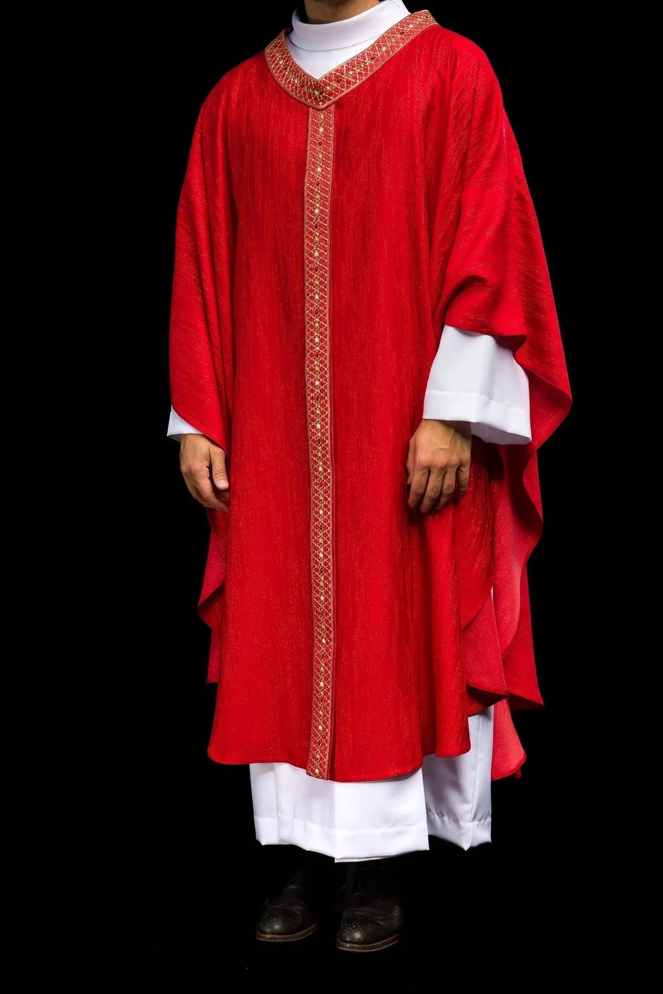Chasuble rouge avec ceinture et col brodés
