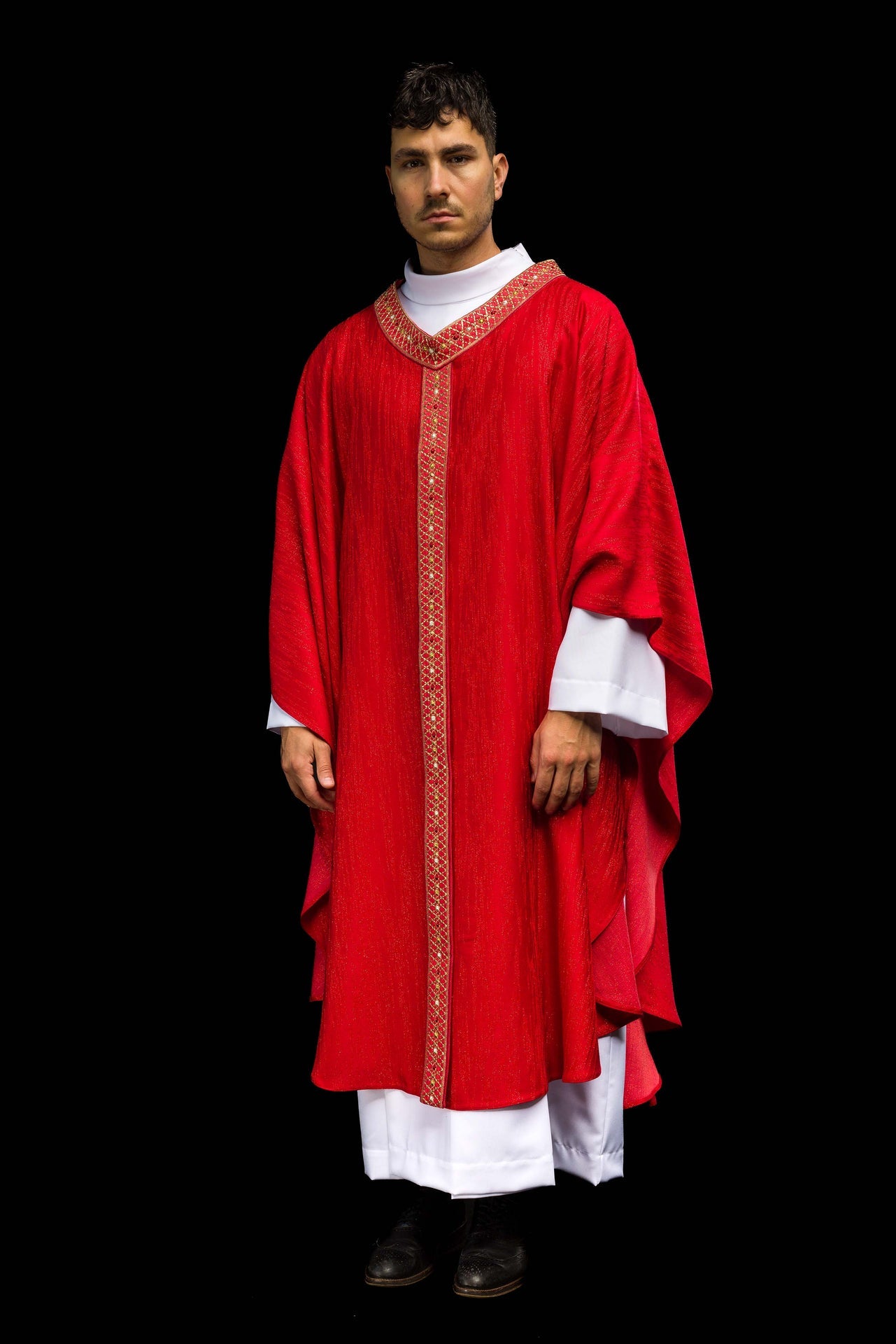 Chasuble rouge avec ceinture et col brodés
