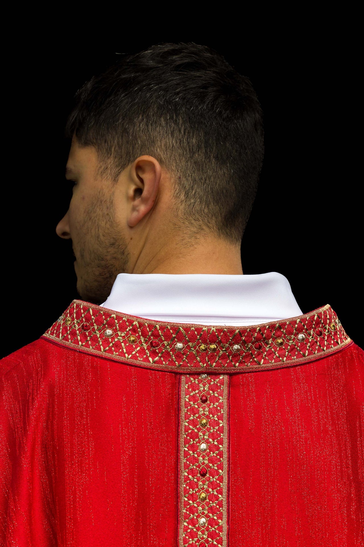 Chasuble rouge avec ceinture et col brodés