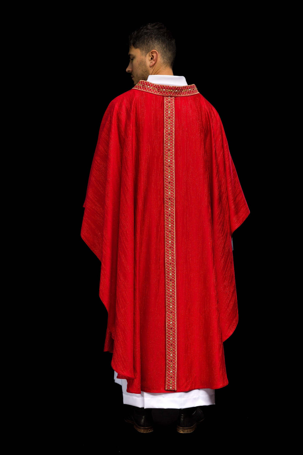 Chasuble rouge avec ceinture et col brodés