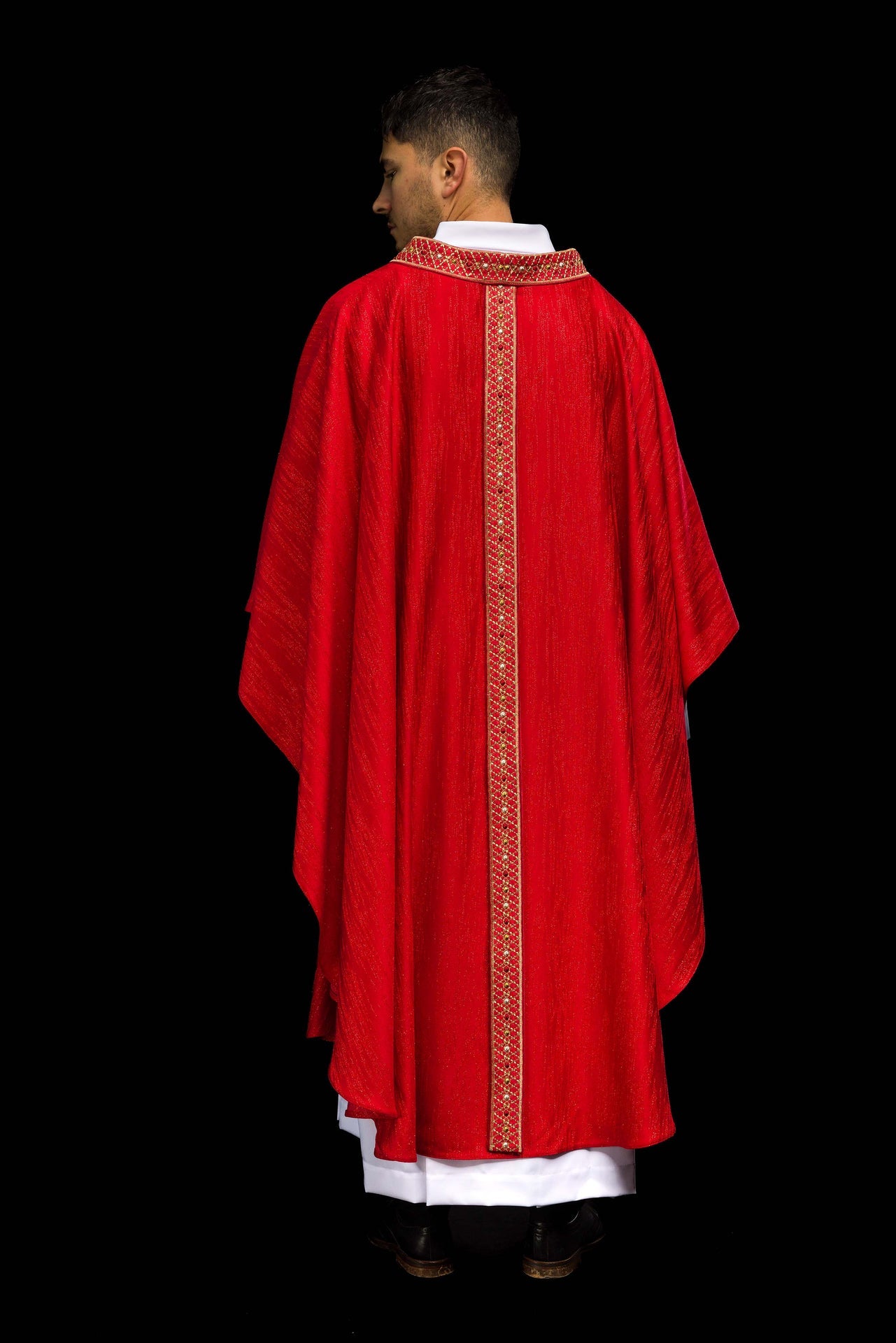 Chasuble rouge avec ceinture et col brodés