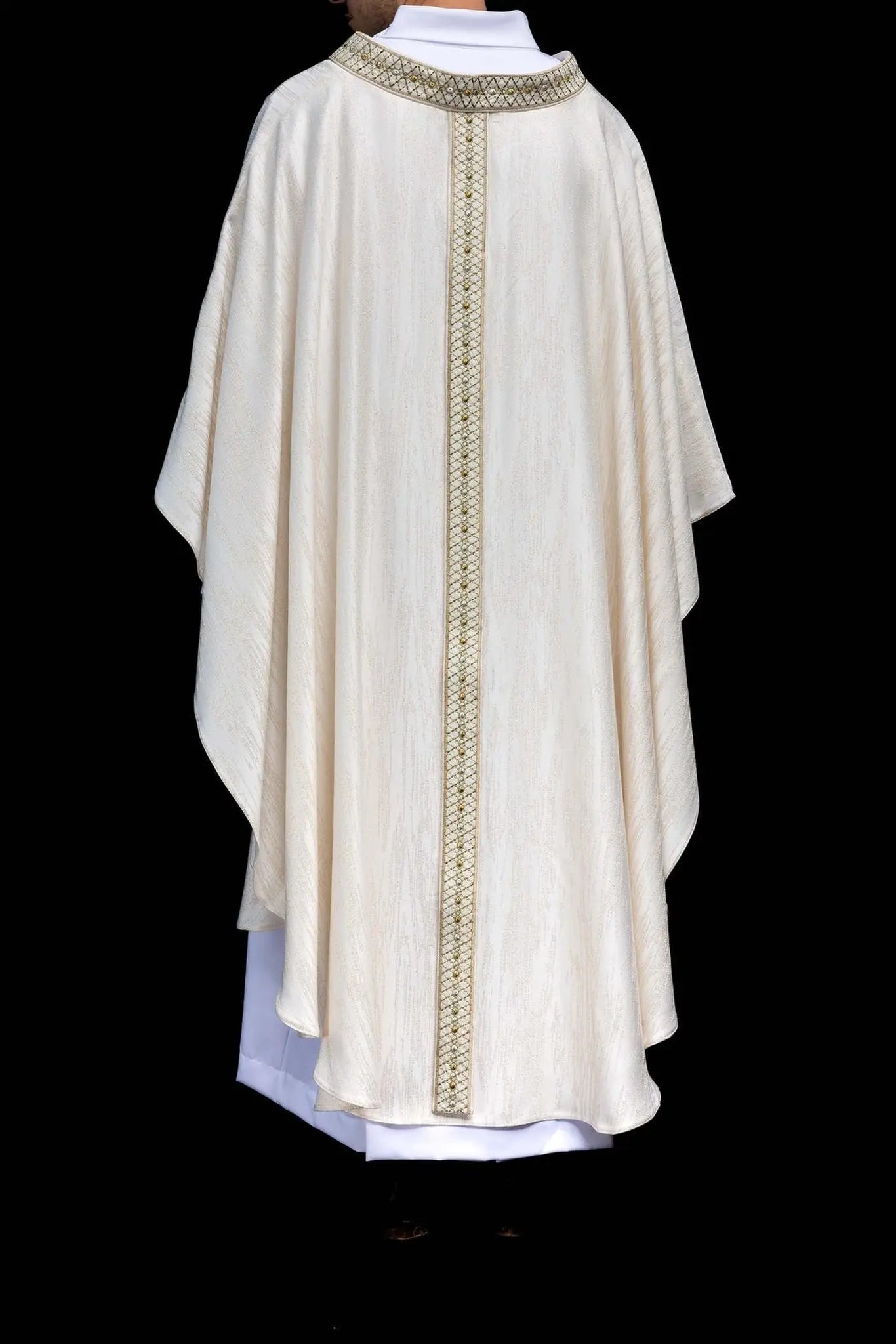 Chasuble blanche avec ceinture et col brodés