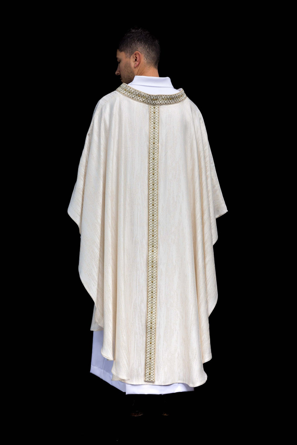 Chasuble blanche avec ceinture et col brodés