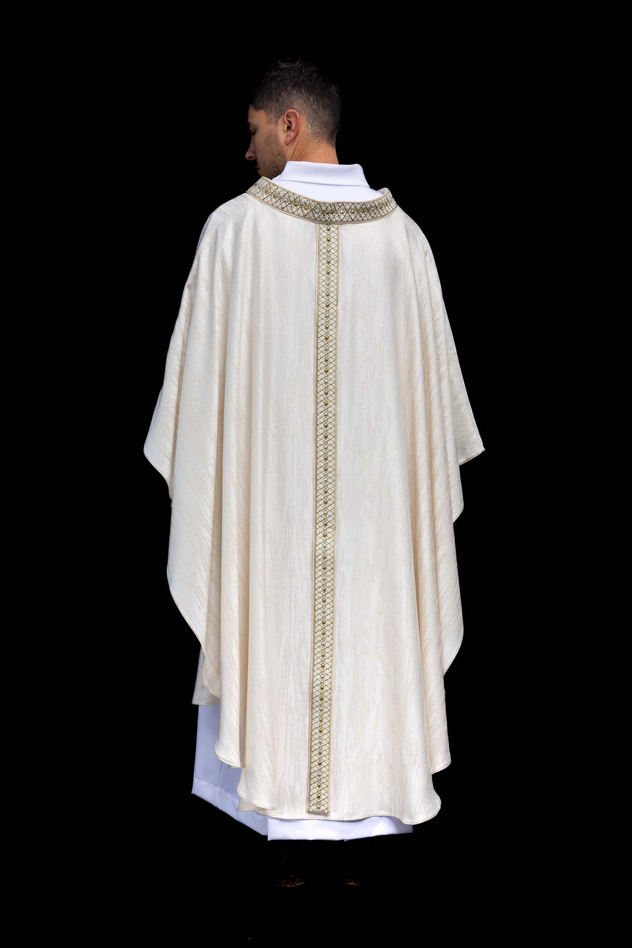 Chasuble blanche avec ceinture et col brodés