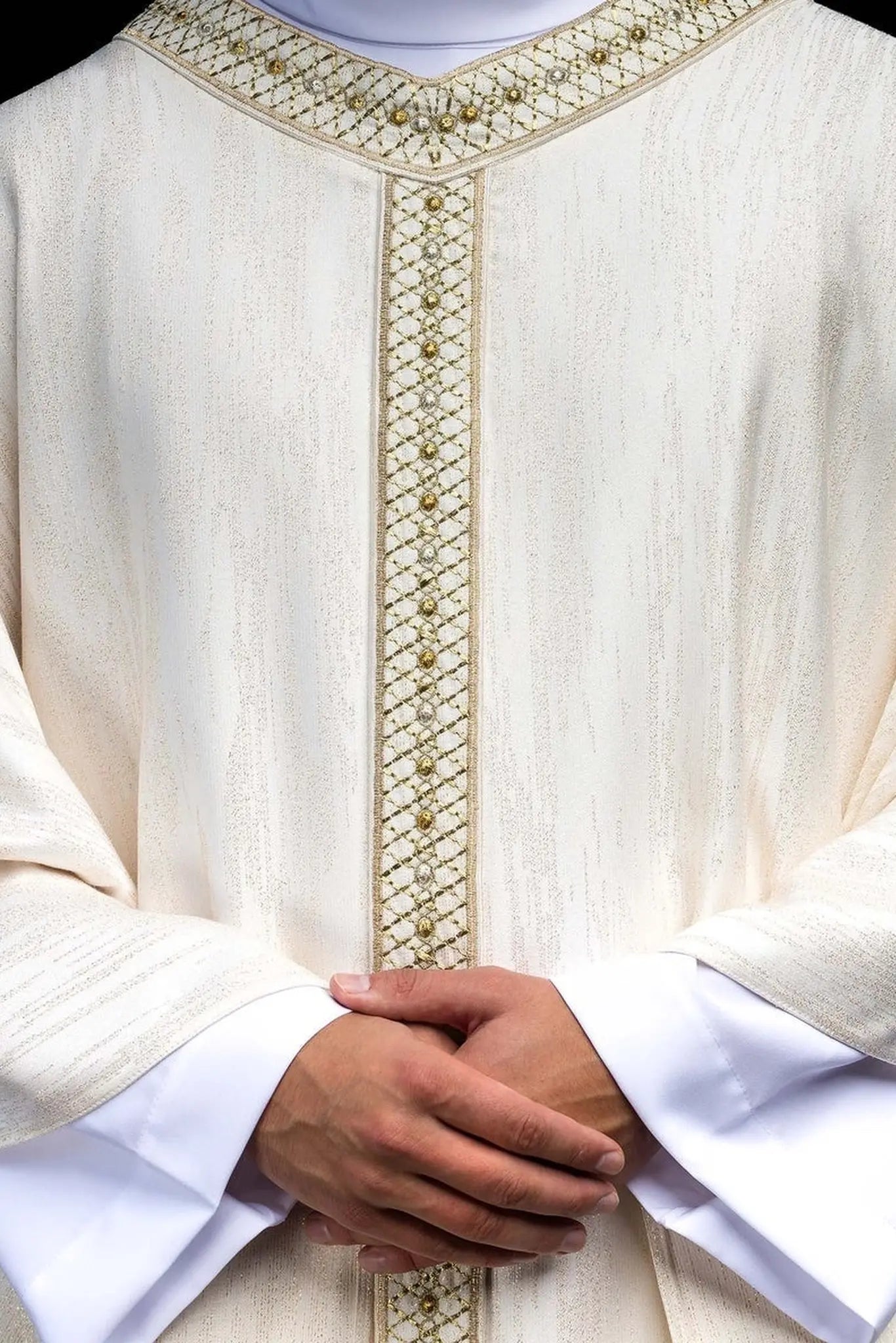 Chasuble blanche avec ceinture et col brodés