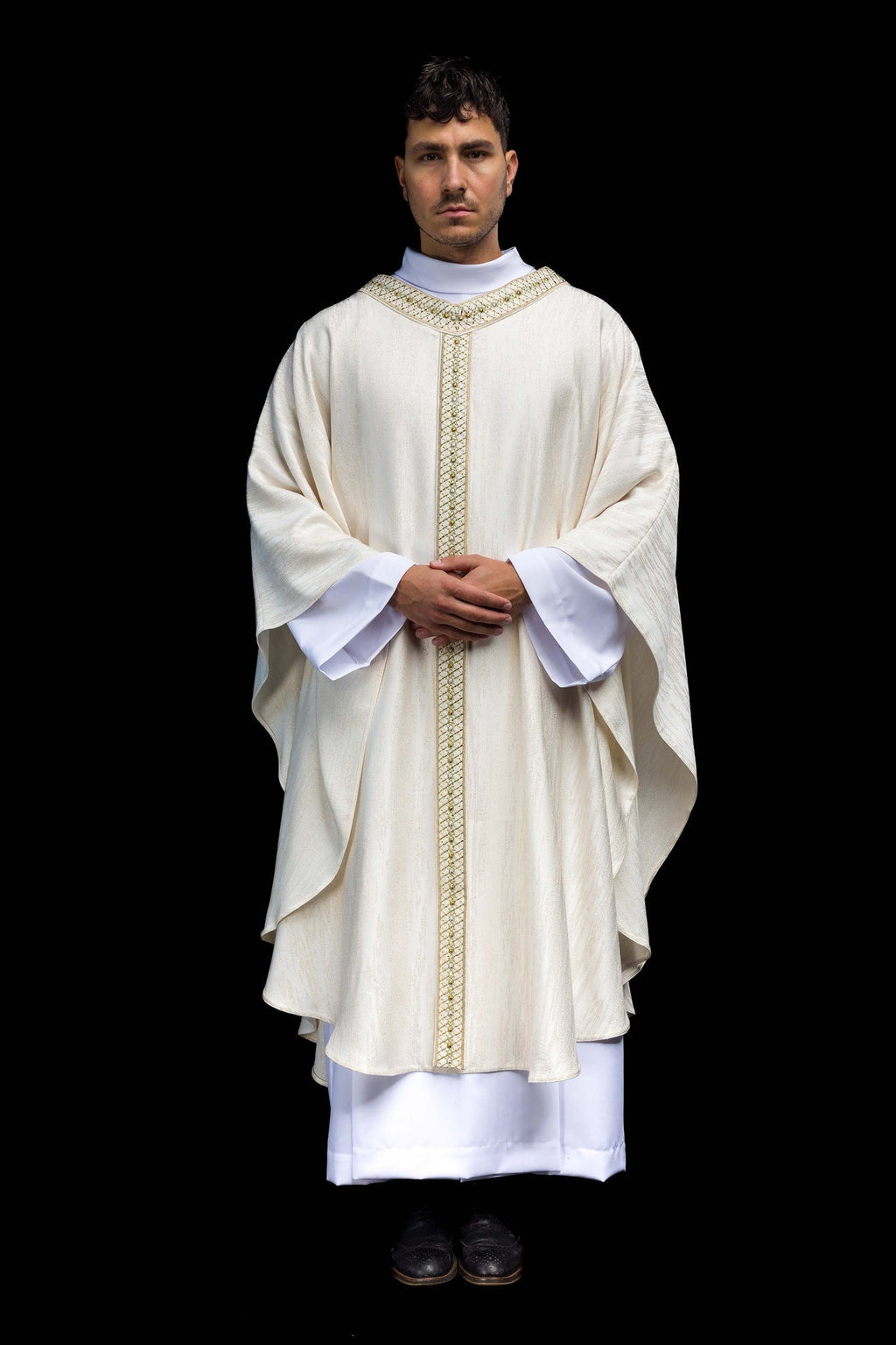 Chasuble blanche avec ceinture et col brodés