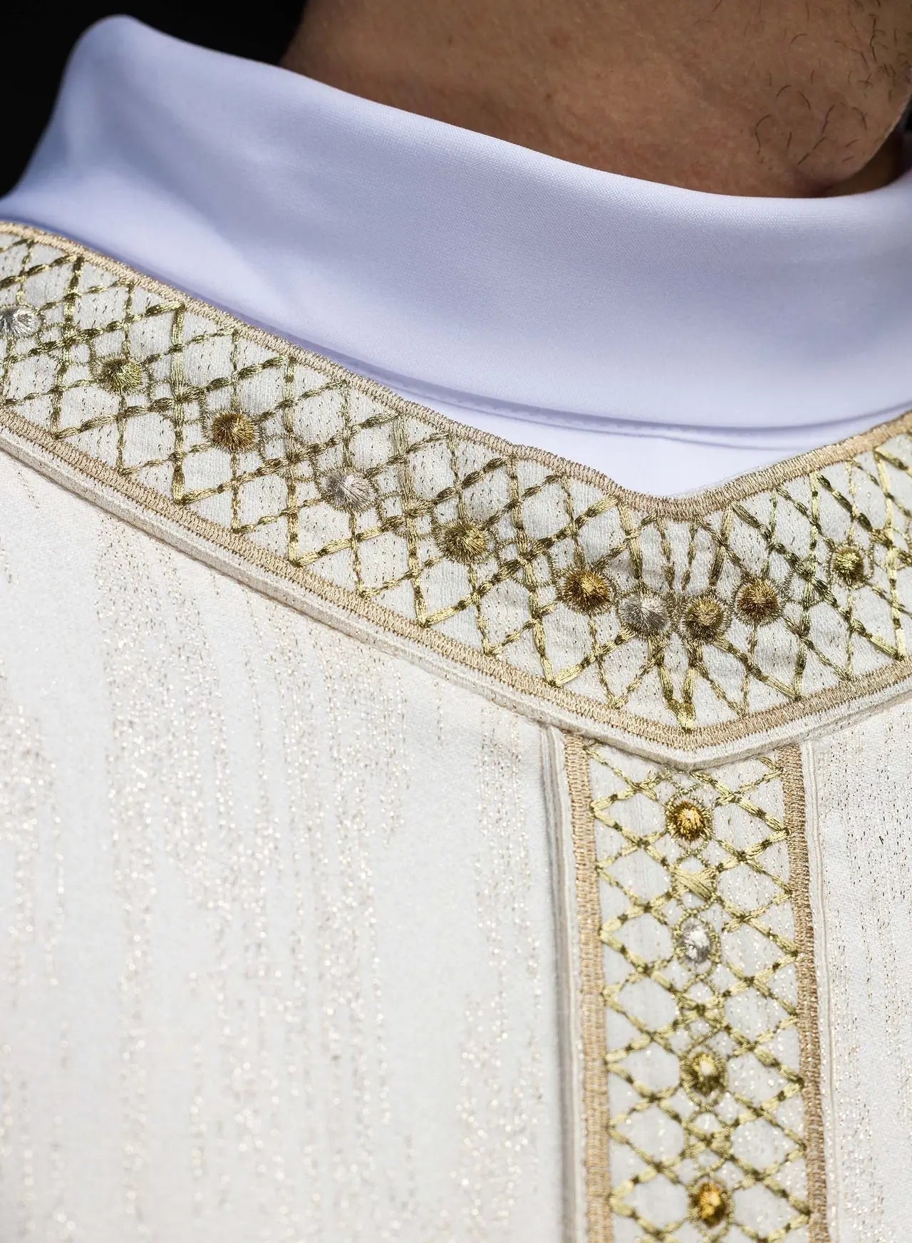 Chasuble blanche avec ceinture et col brodés