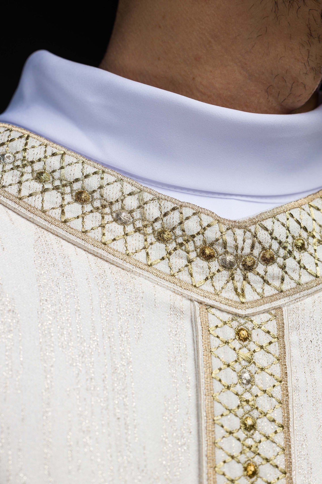 Chasuble blanche avec ceinture et col brodés