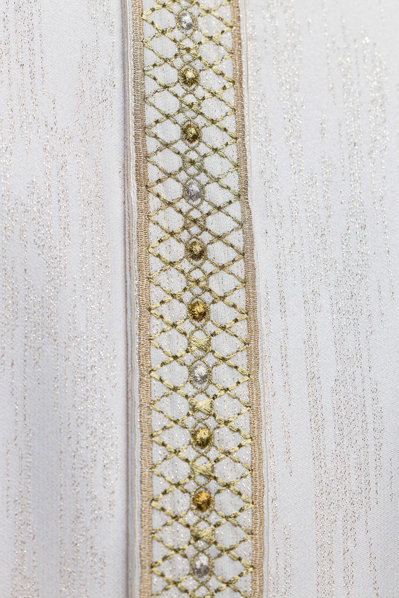 Chasuble blanche avec ceinture et col brodés